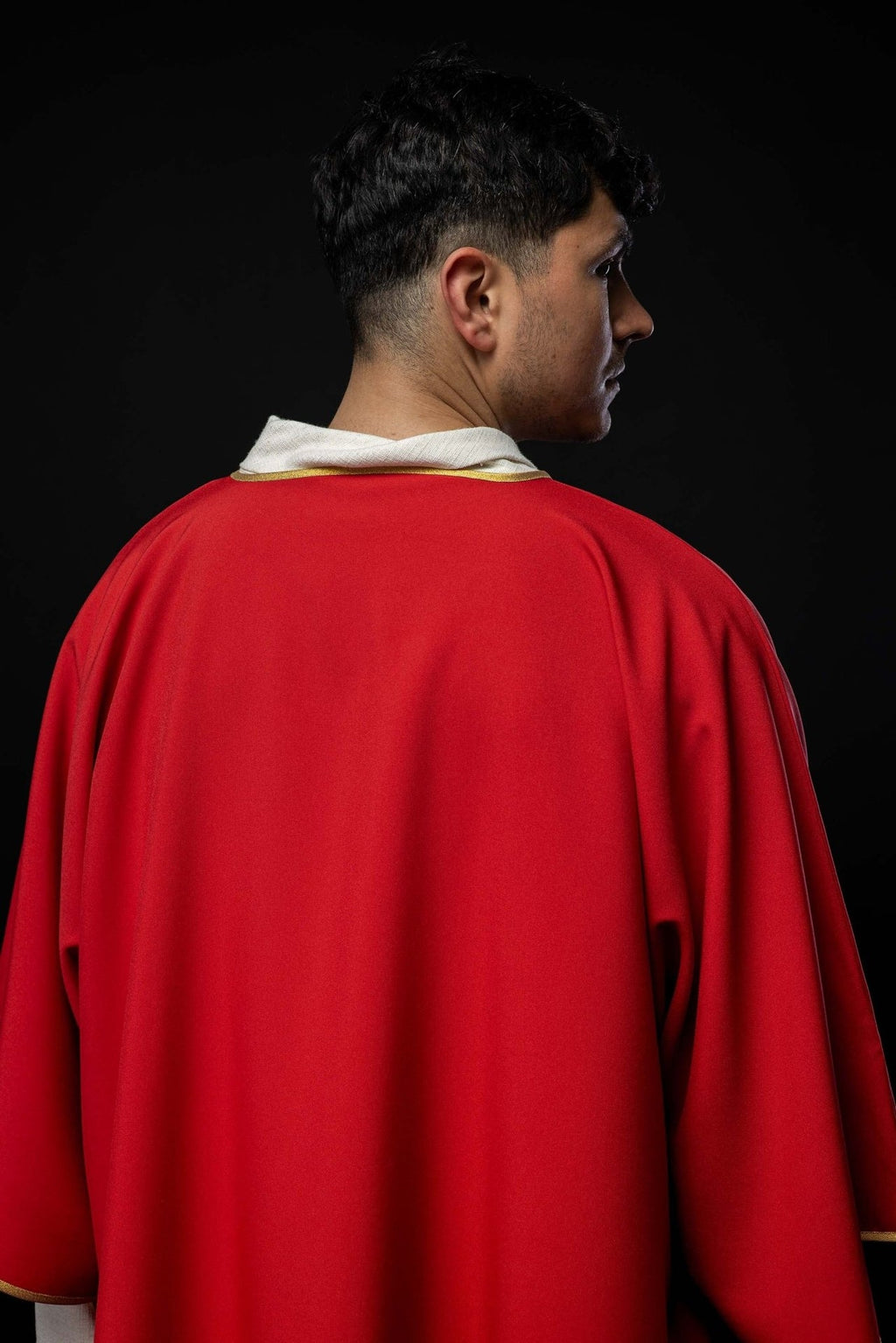 Dalmatyka gładka ze złotą lamówką czerwona