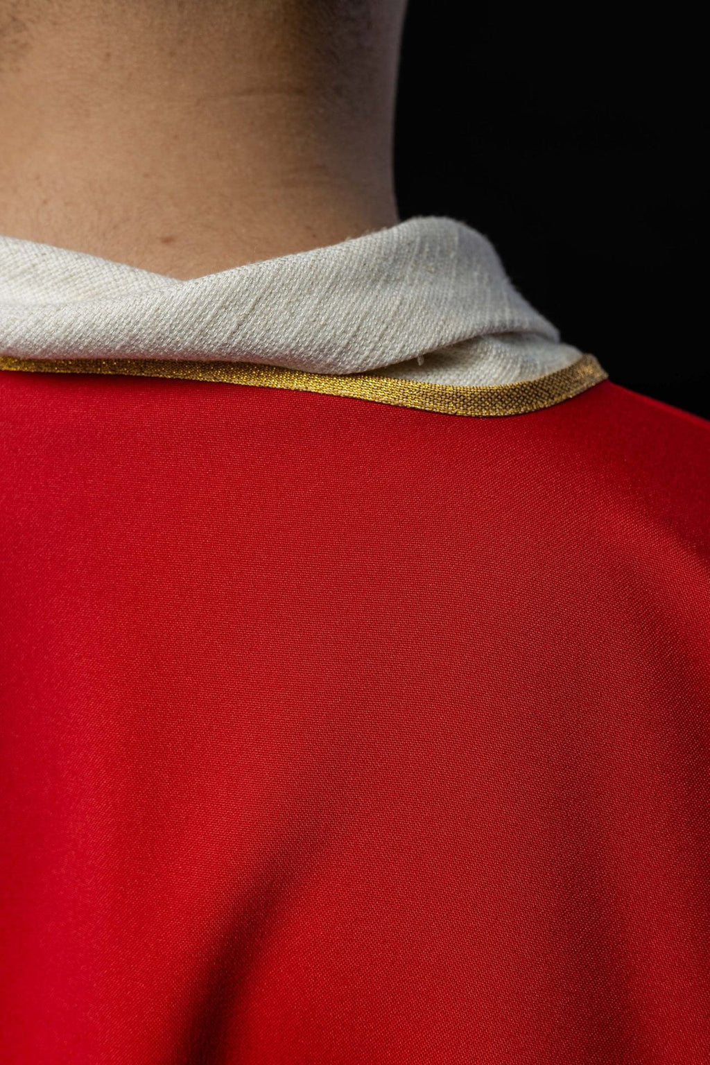 Dalmatyka gładka ze złotą lamówką czerwona