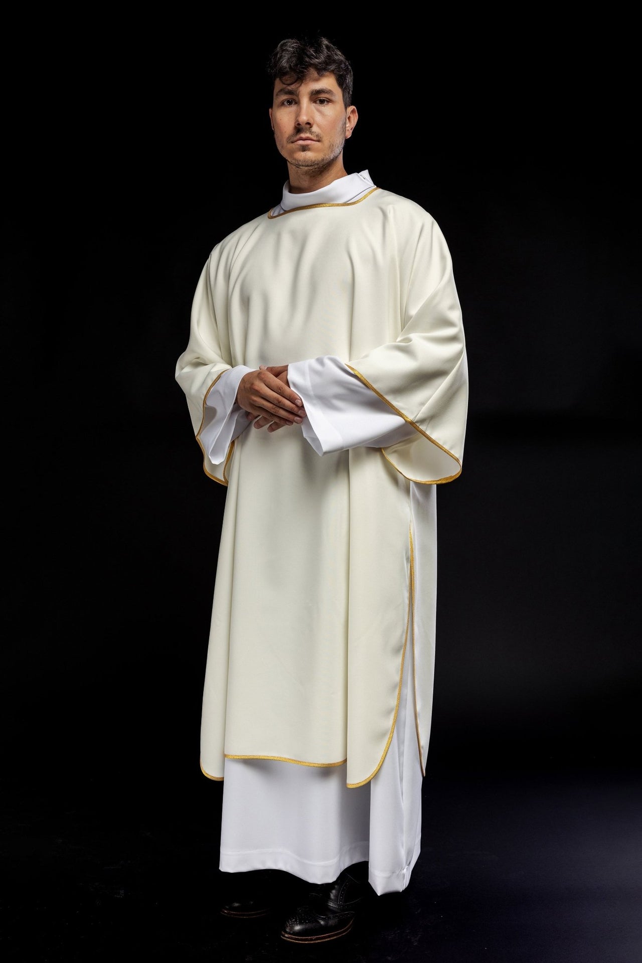 Dalmatyka gładka ze złotą lamówką ecru