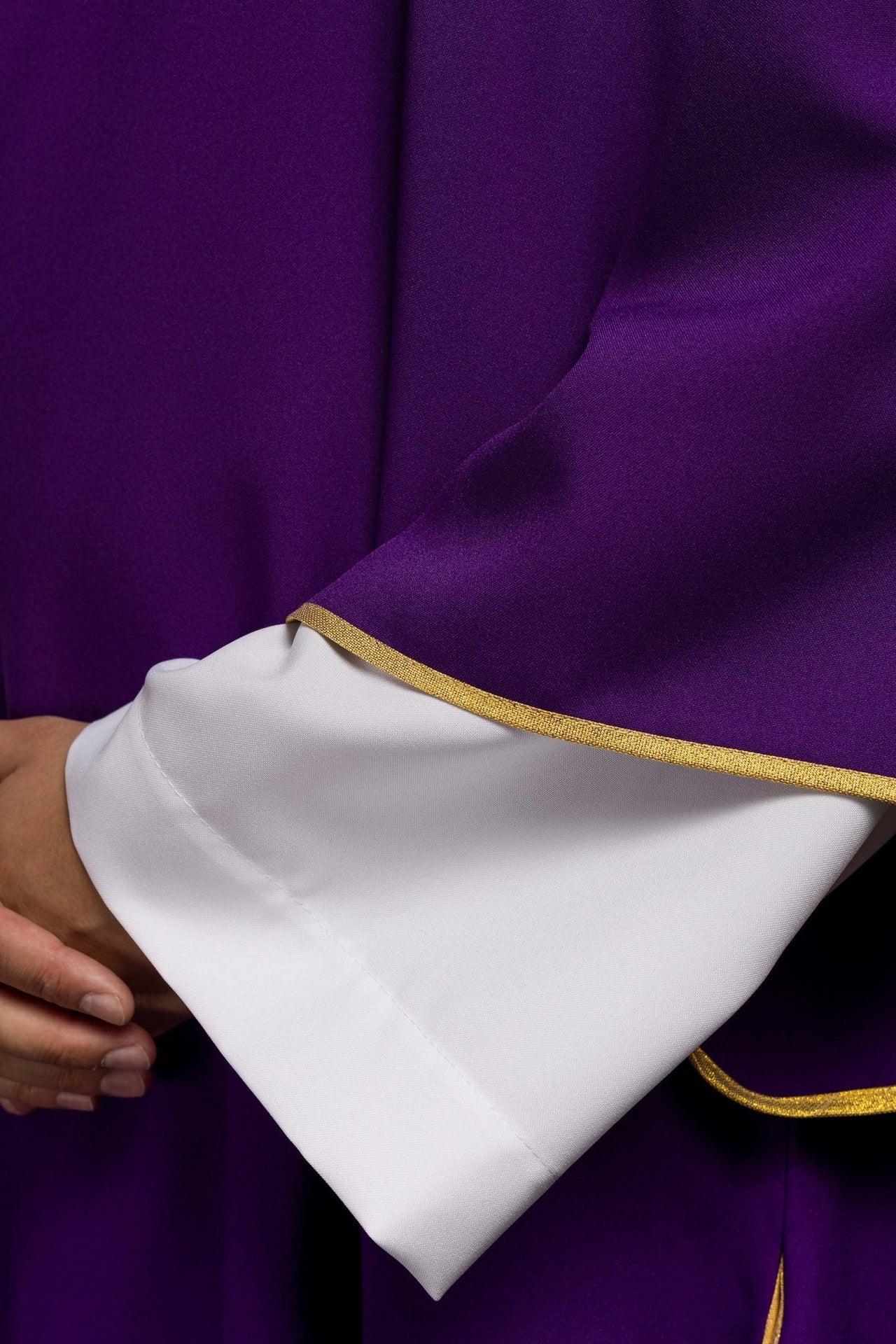 Dalmatyka gładka ze złotą lamówką fioletowa