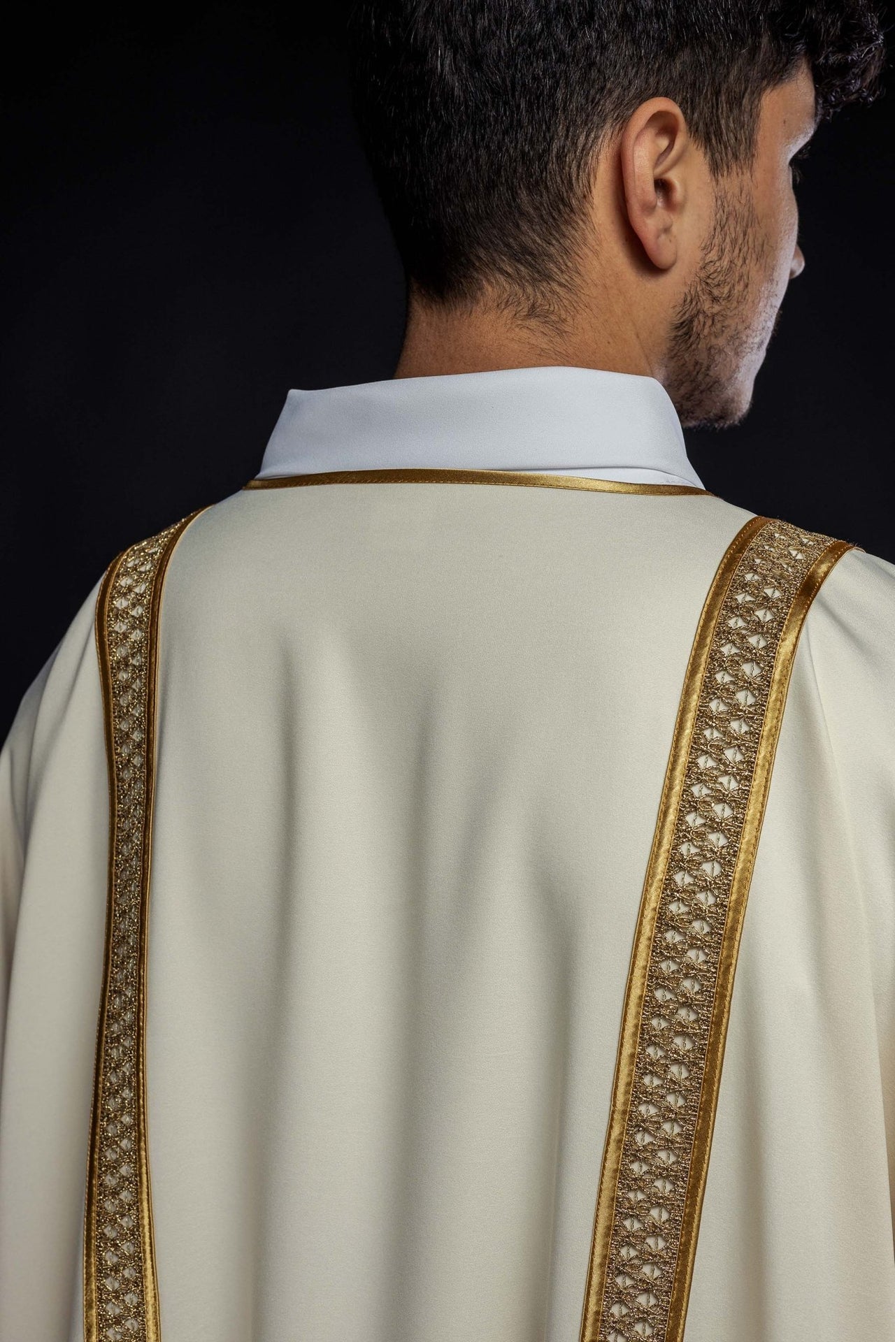 Dalmatyka ozdobiona złotymi pasami ecru