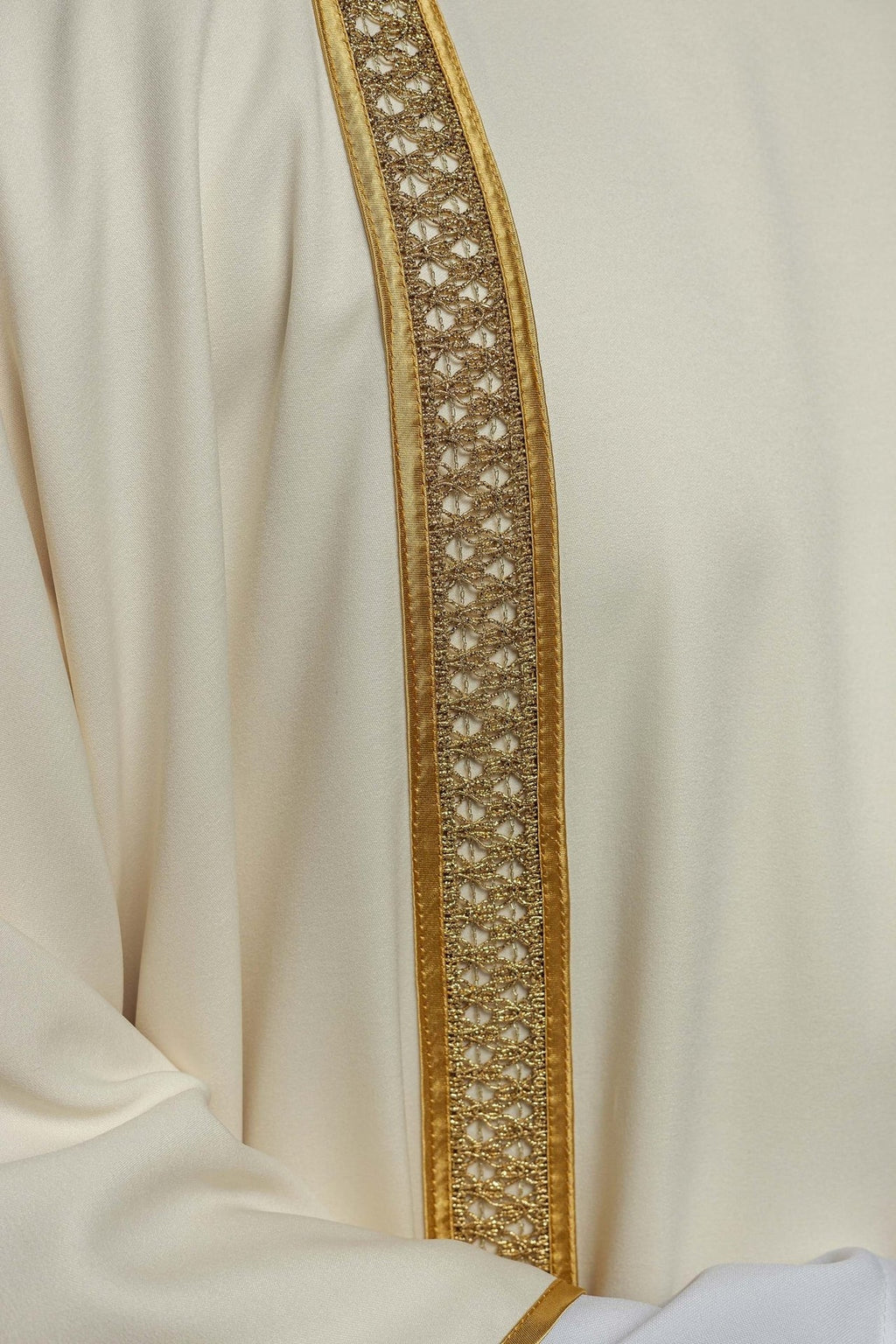 Dalmatyka ozdobiona złotymi pasami ecru