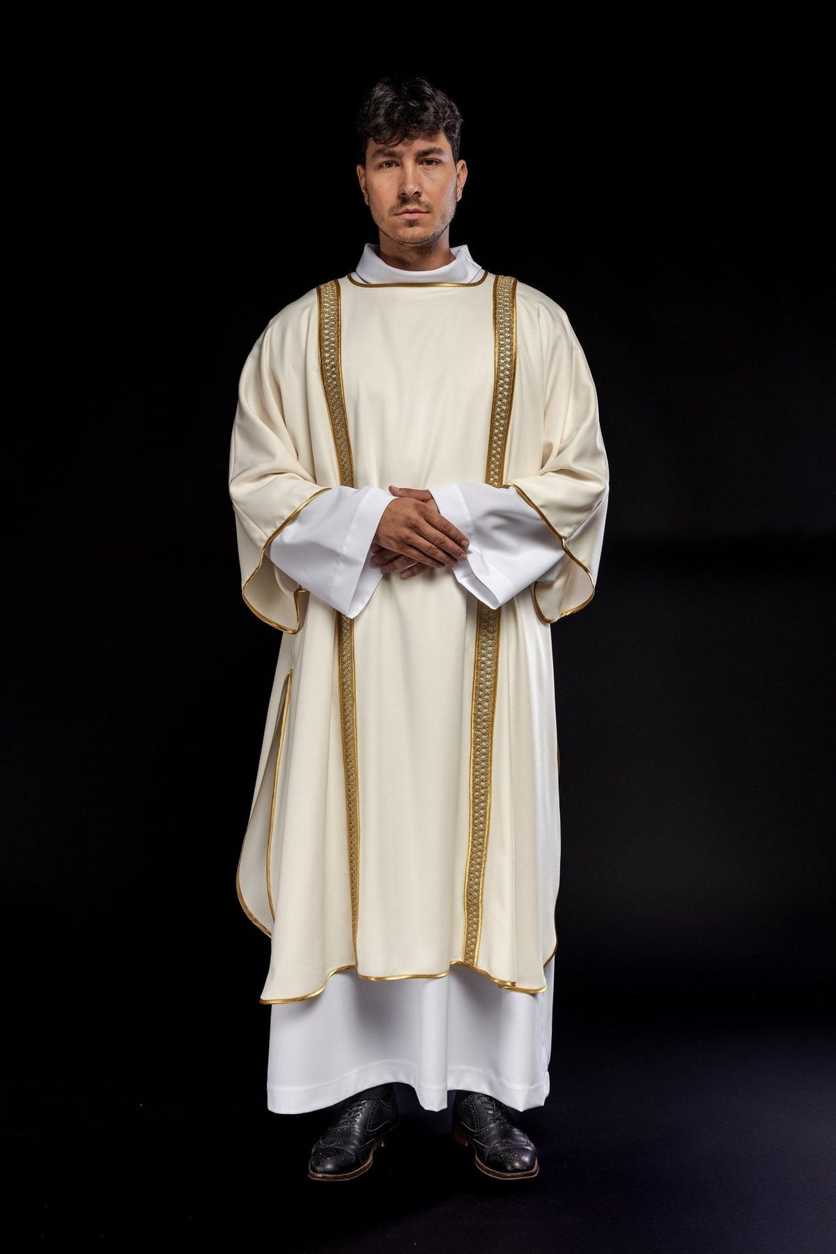 Dalmatyka ozdobiona złotymi pasami ecru