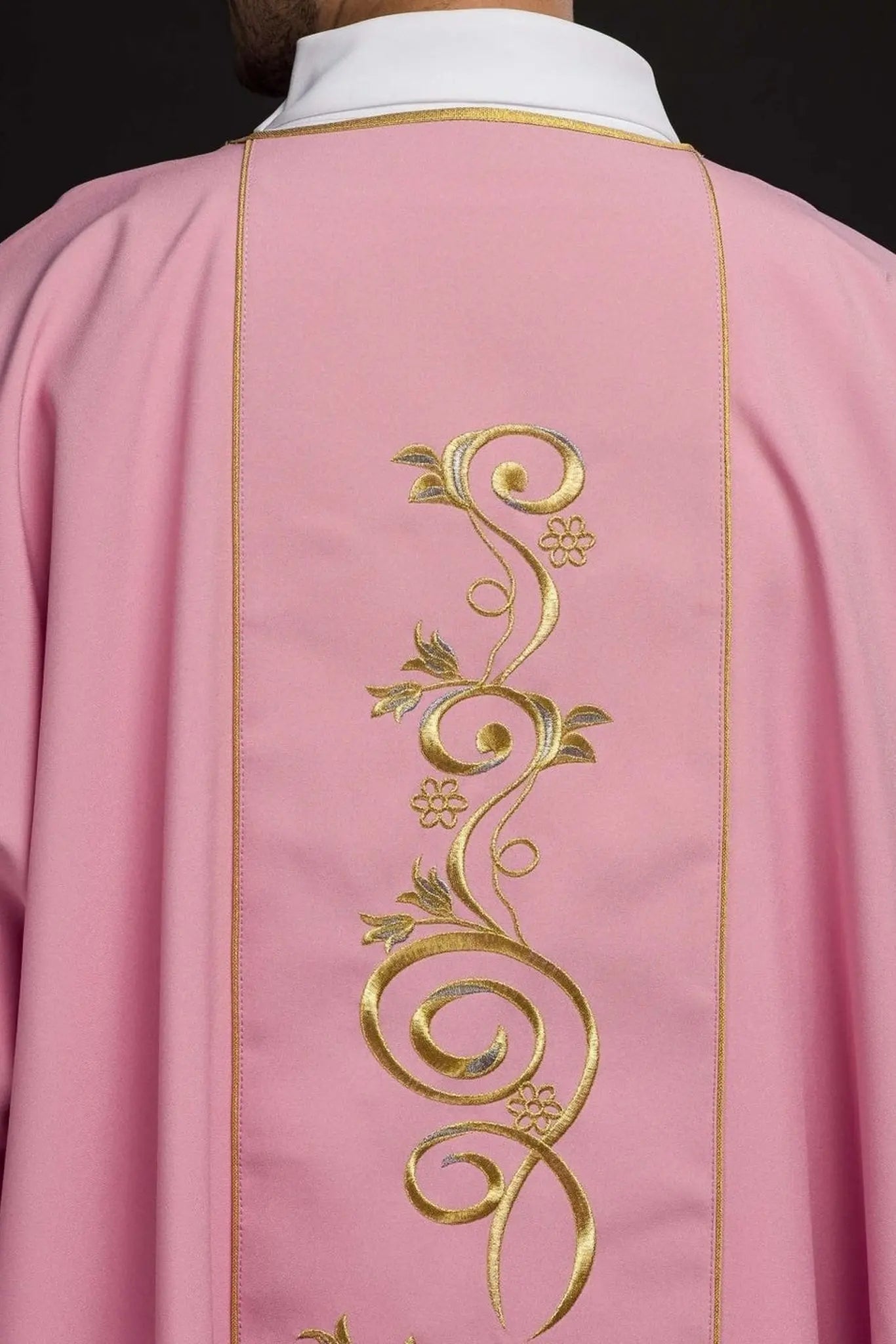 Dalmatica rosa con banda bordada IHS