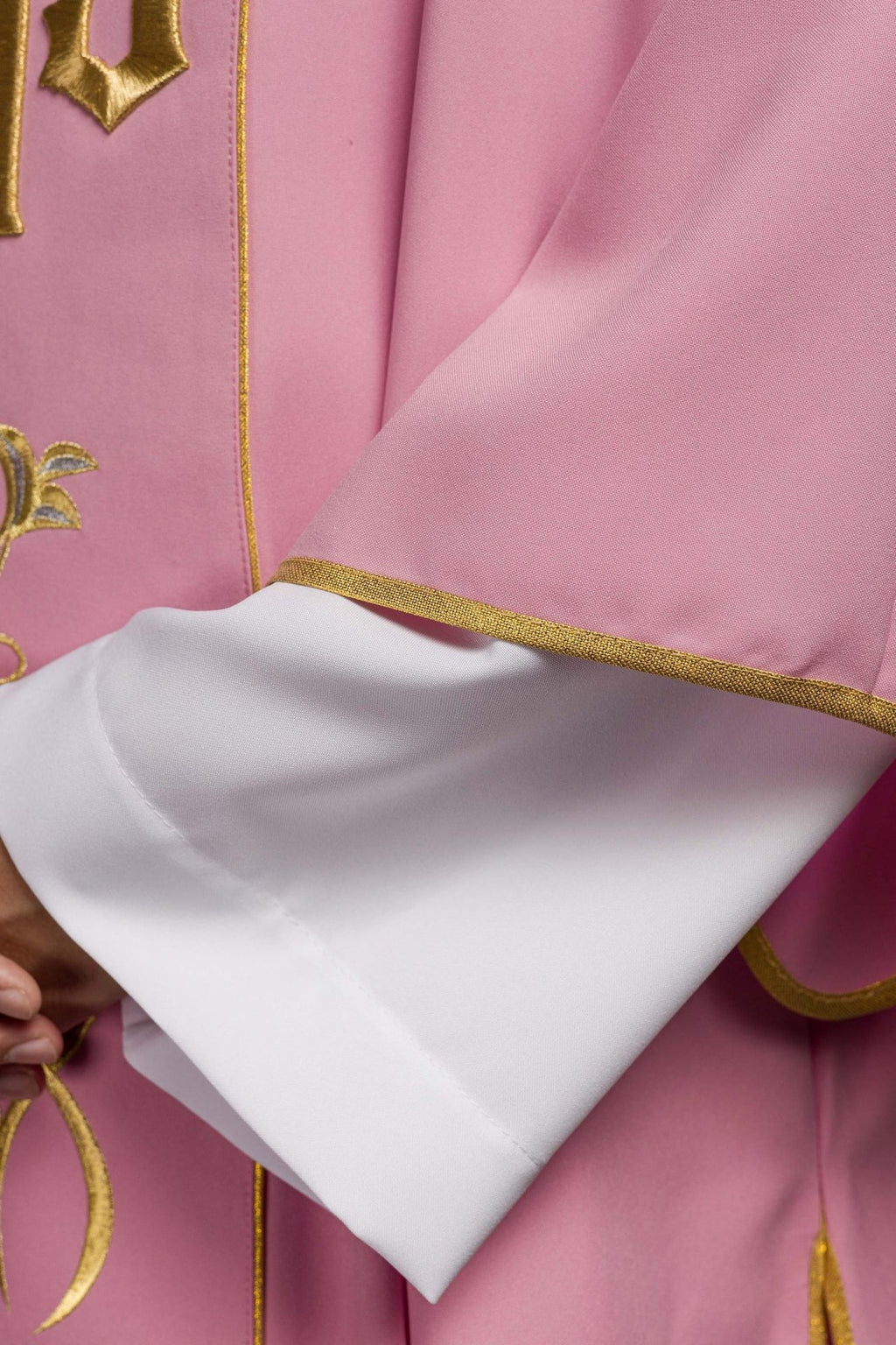 Dalmatyka różowa z haftowanym pasem IHS