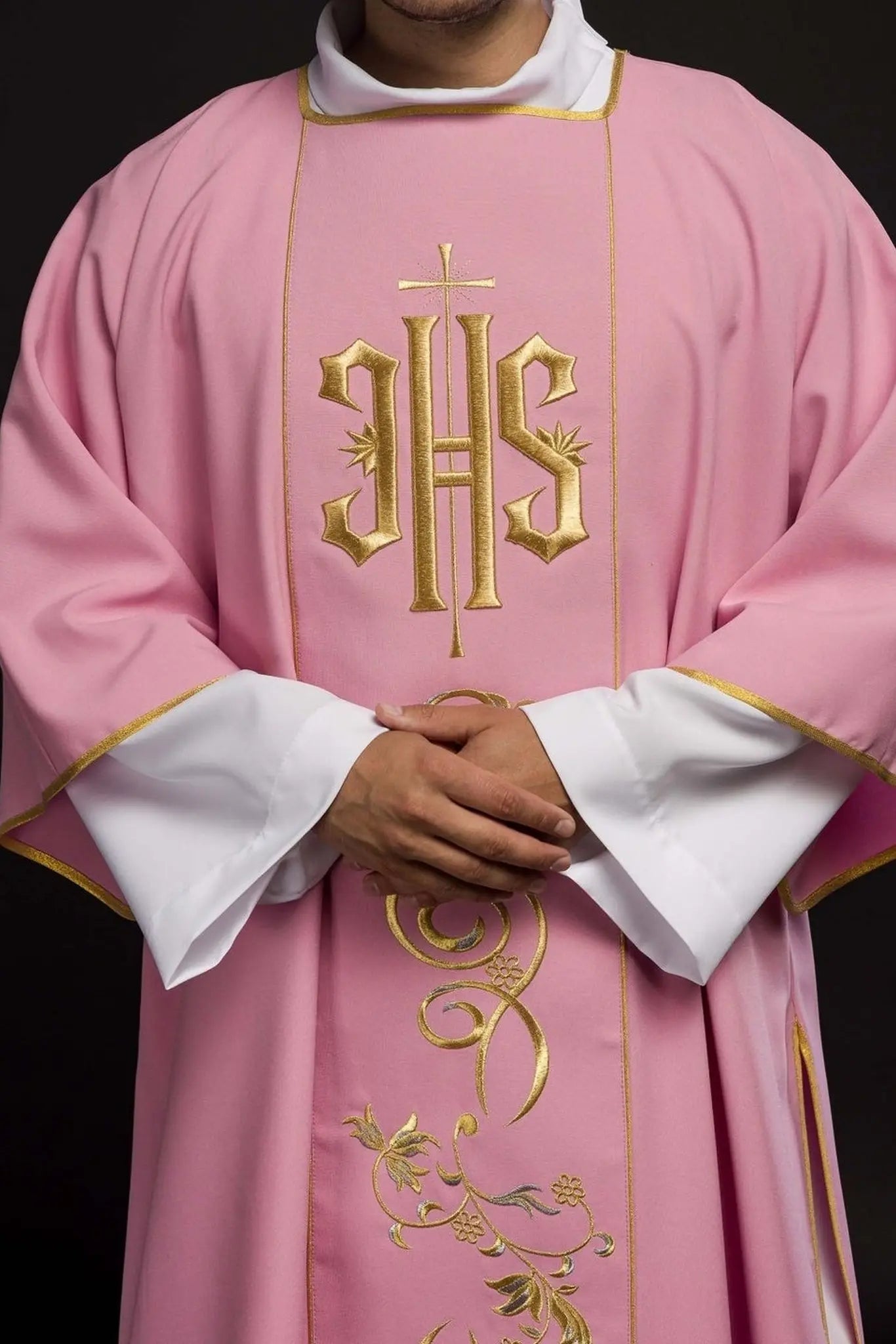 Dalmatica rosa con banda bordada IHS