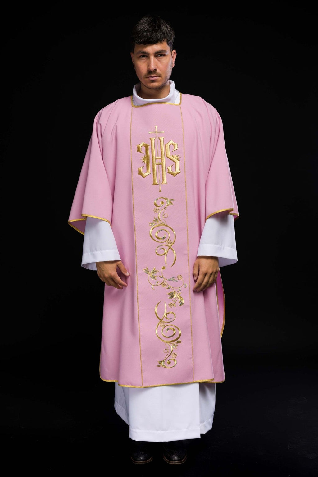 Dalmatyka różowa z haftowanym pasem IHS