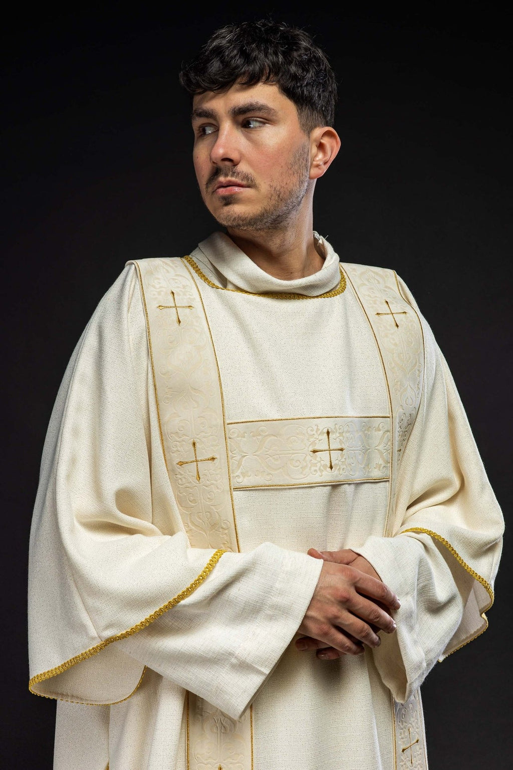 Dalmatyka z aksamitnymi pasami i haftowanymi złotymi krzyżami ecru
