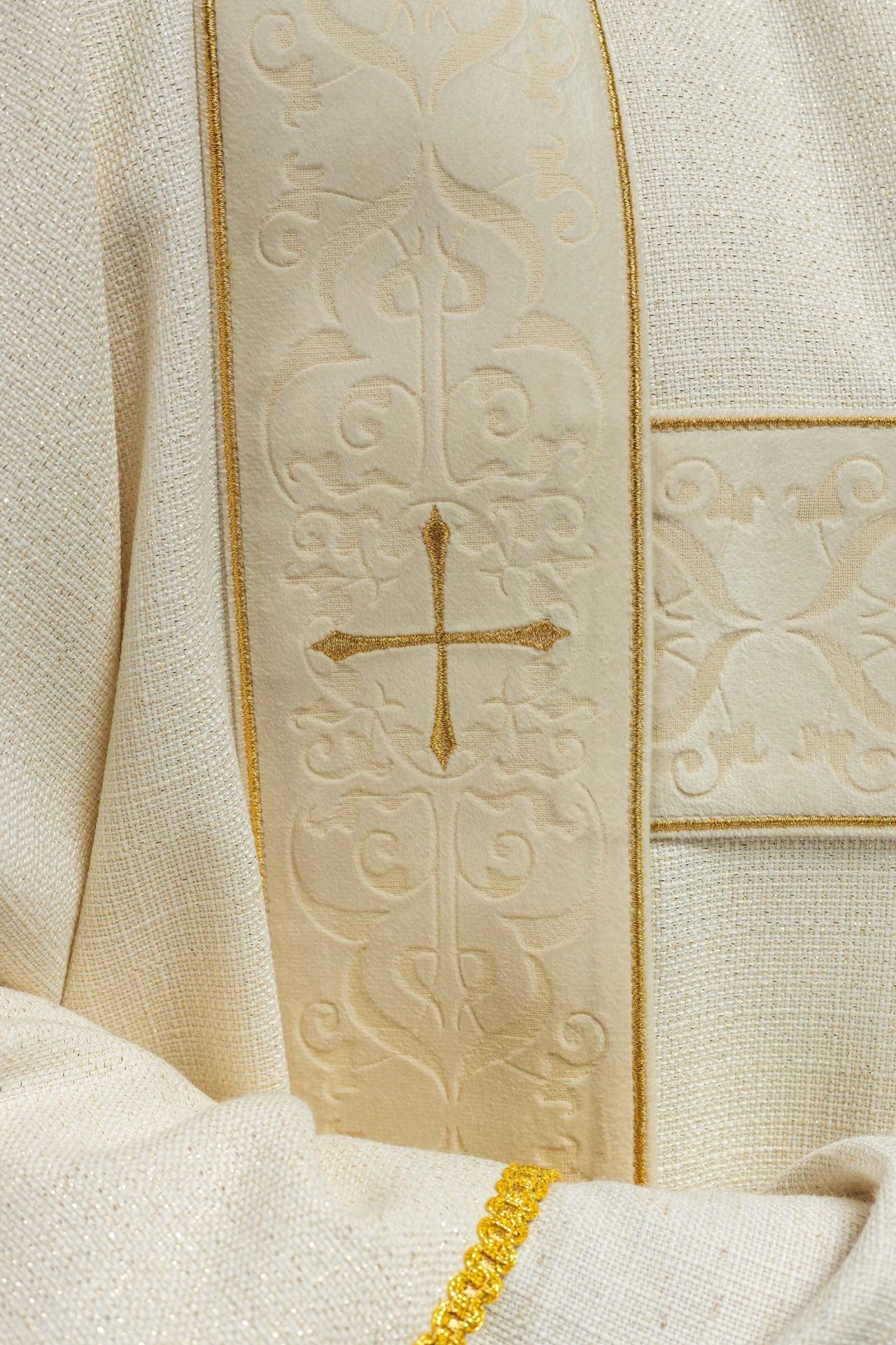 Dalmatyka z aksamitnymi pasami i haftowanymi złotymi krzyżami ecru