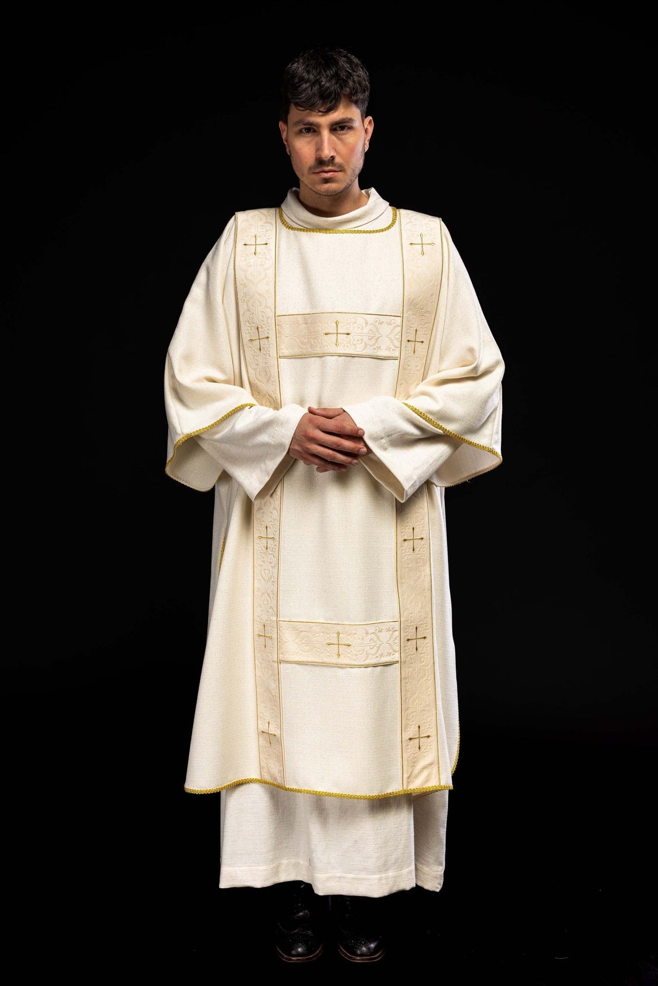 Dalmatyka z aksamitnymi pasami i haftowanymi złotymi krzyżami ecru