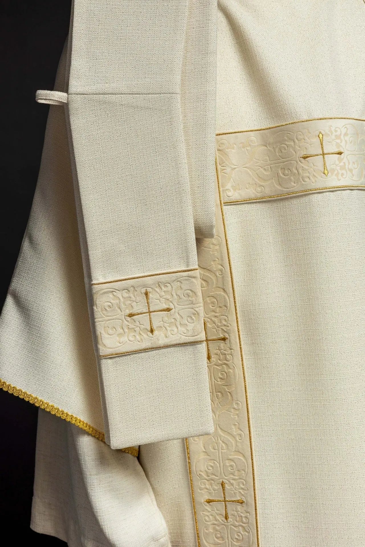 Dalmatica color crudo con bandas de terciopelo y cruces bordadas en oro
