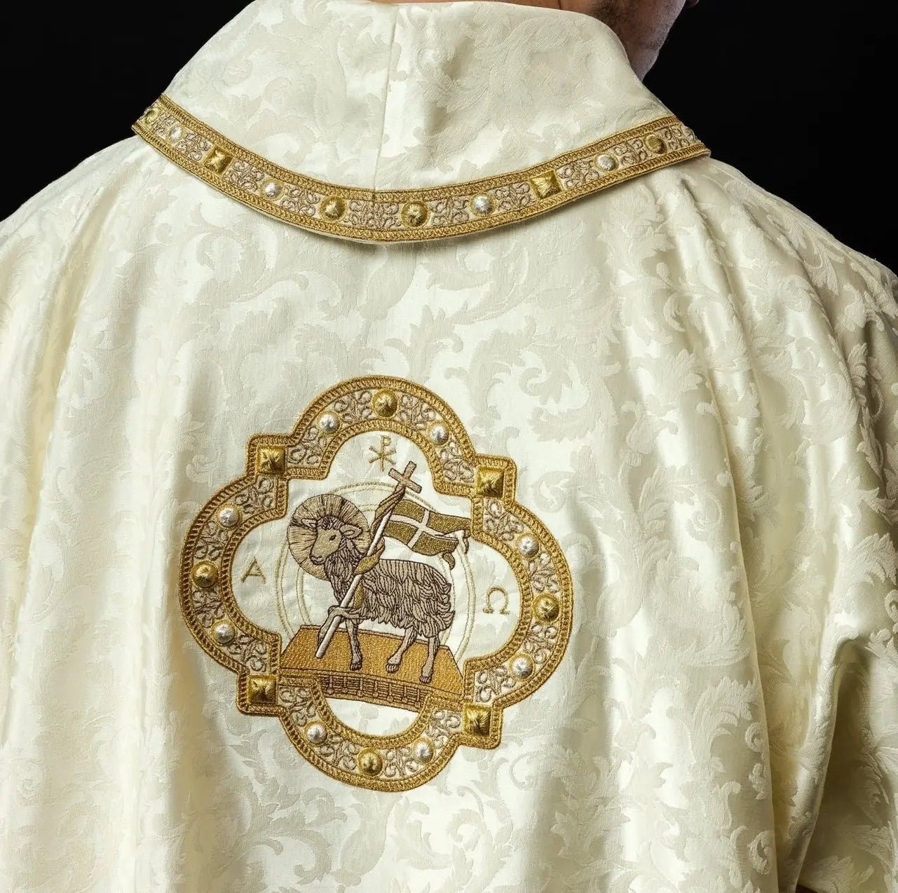 Dalmatica con bordado del Cordero de Pascua en tela decorativa