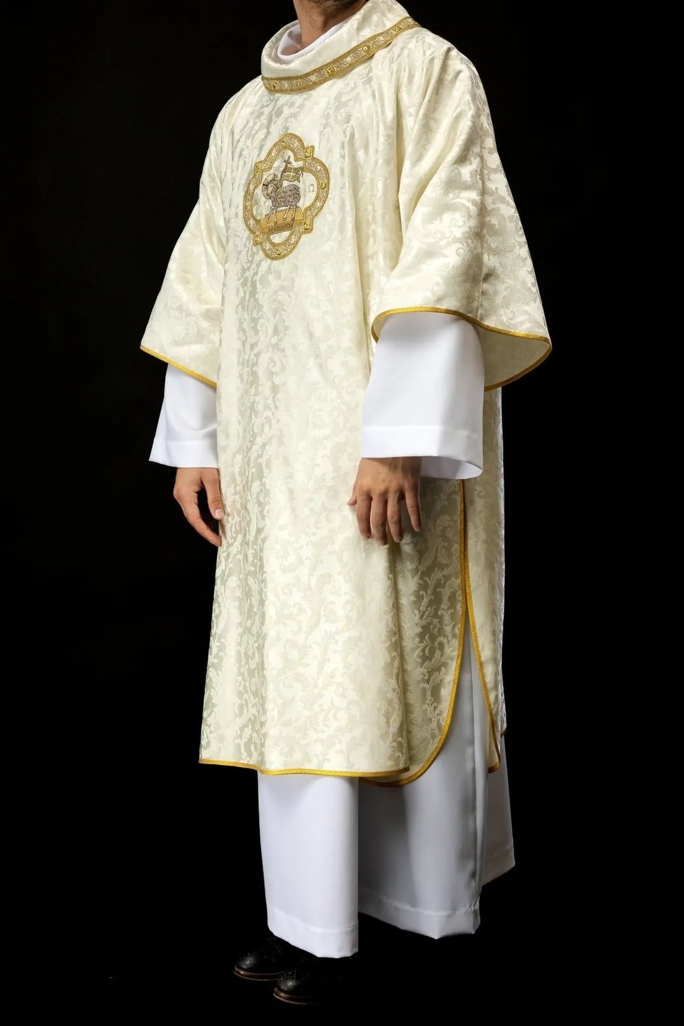 Dalmatica con bordado del Cordero de Pascua en tela decorativa