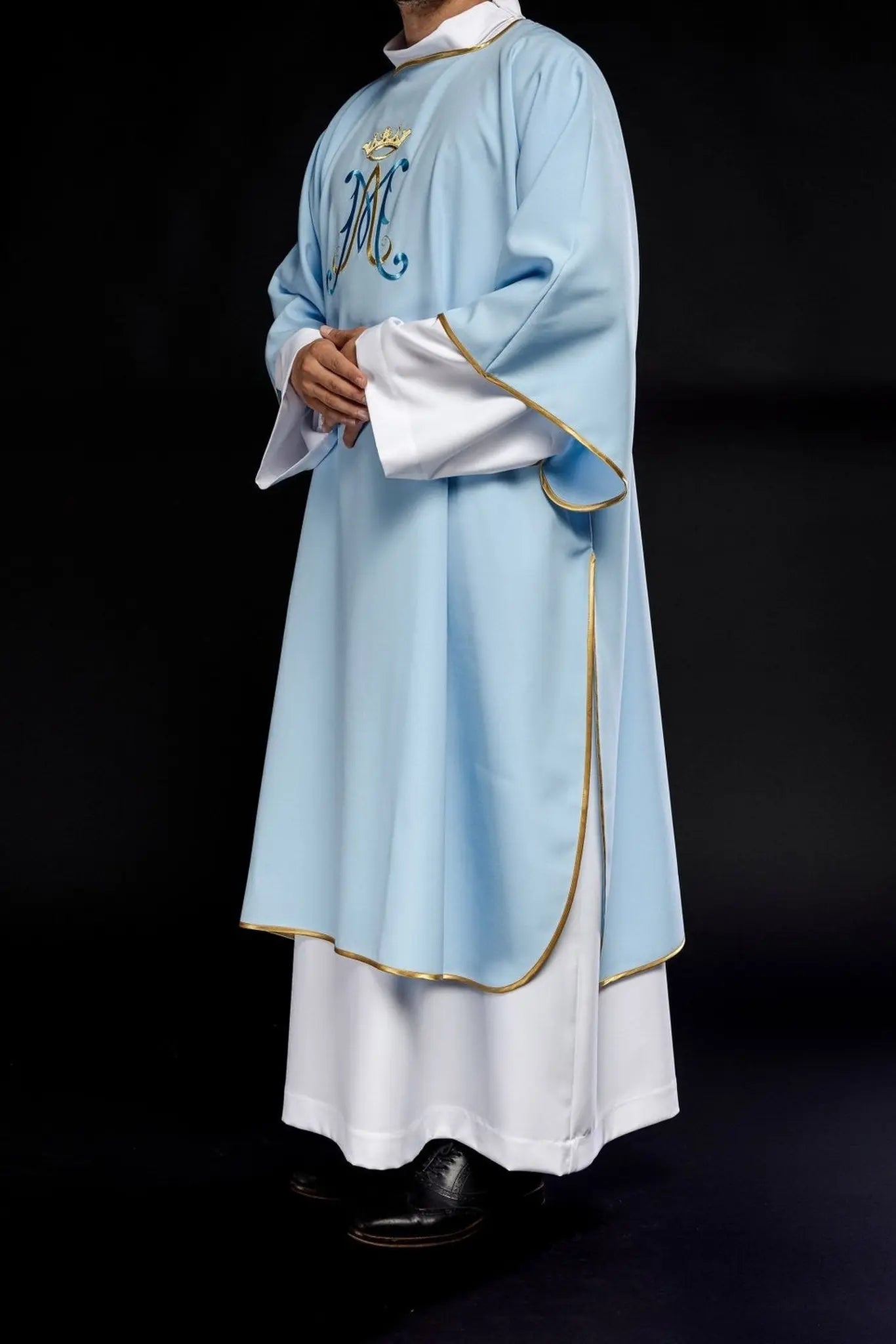 Dalmatica con bordado mariano azul