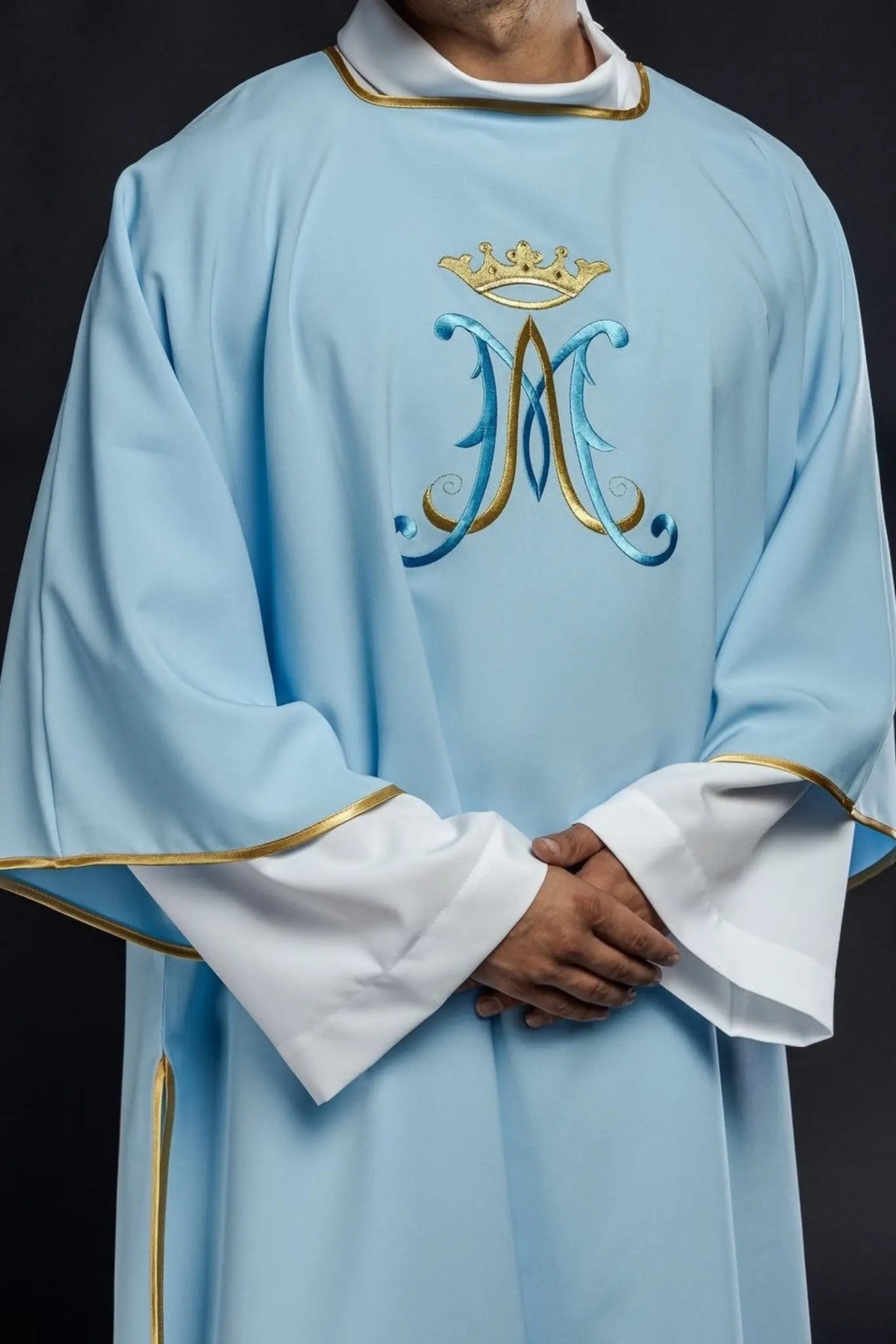 Dalmatica con bordado mariano azul