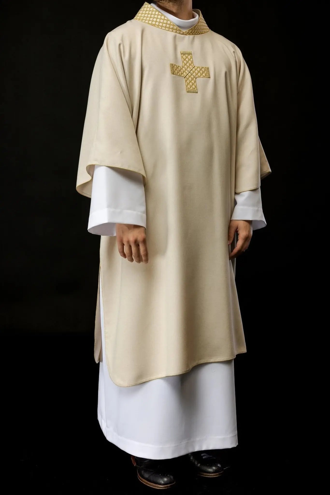 Dalmatica con cruces bordadas y cuello color crudo