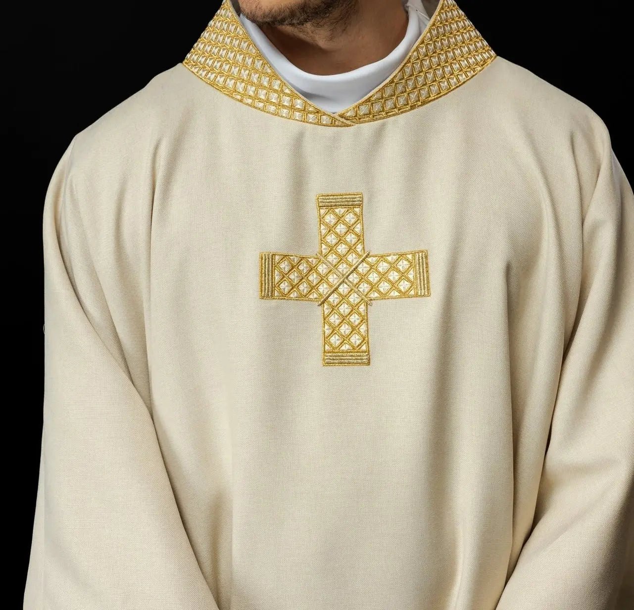 Dalmatica con cruces bordadas y cuello color crudo