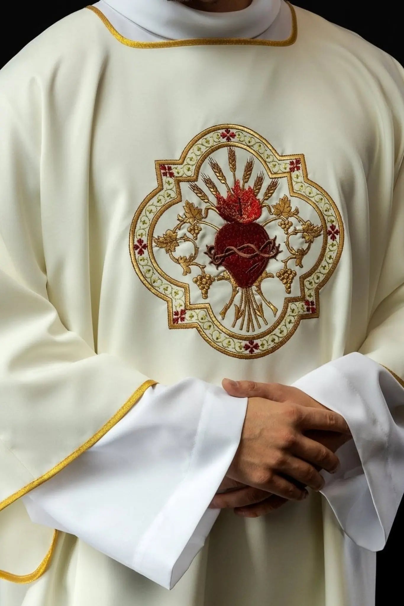 Dalmatica con el motivo del Corazón de Jesús y el Cáliz Eucarístico