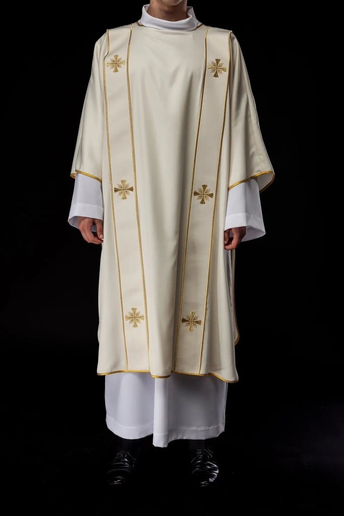 Dalmatica con bandas y cruces doradas bordadas en ecru
