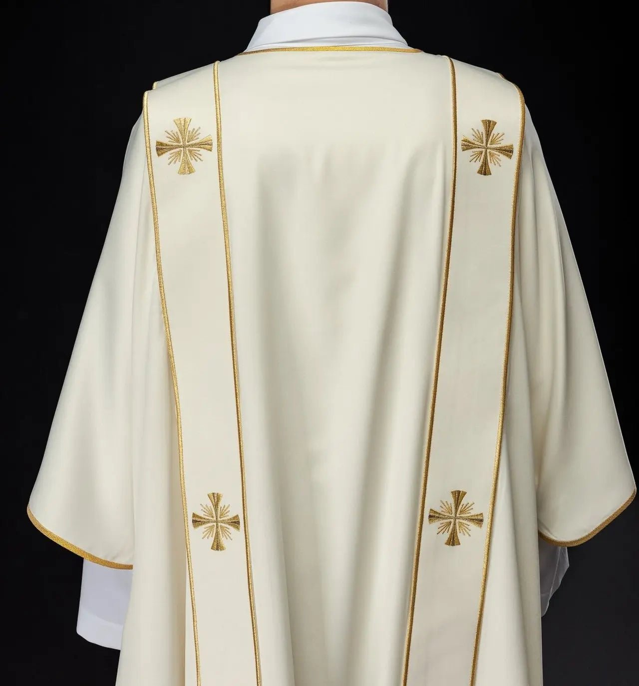Dalmatica con bandas y cruces doradas bordadas en ecru