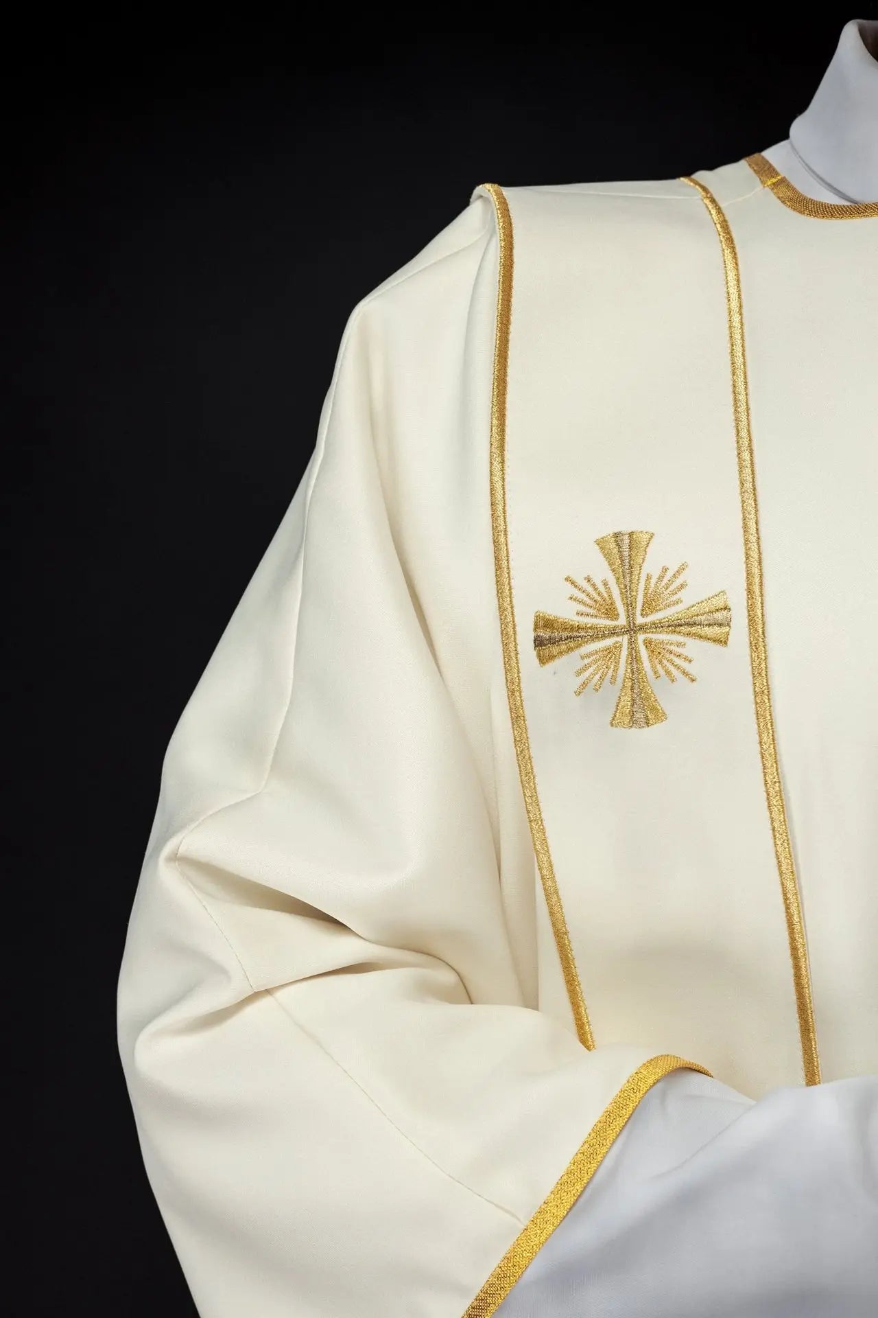 Dalmatica con bandas y cruces doradas bordadas en ecru