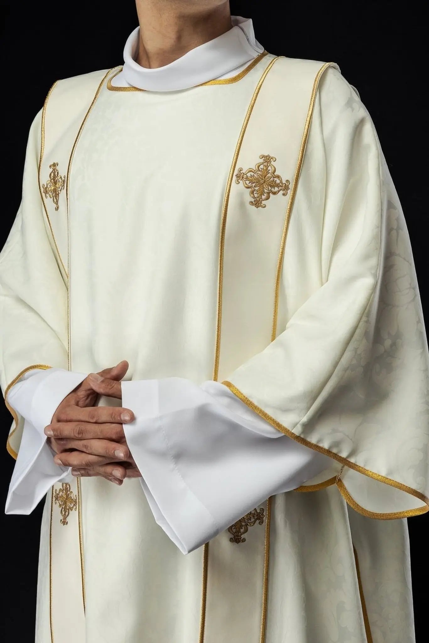 Dalmáticas con bandas y cruces bordadas en oro sobre jacquard ecru