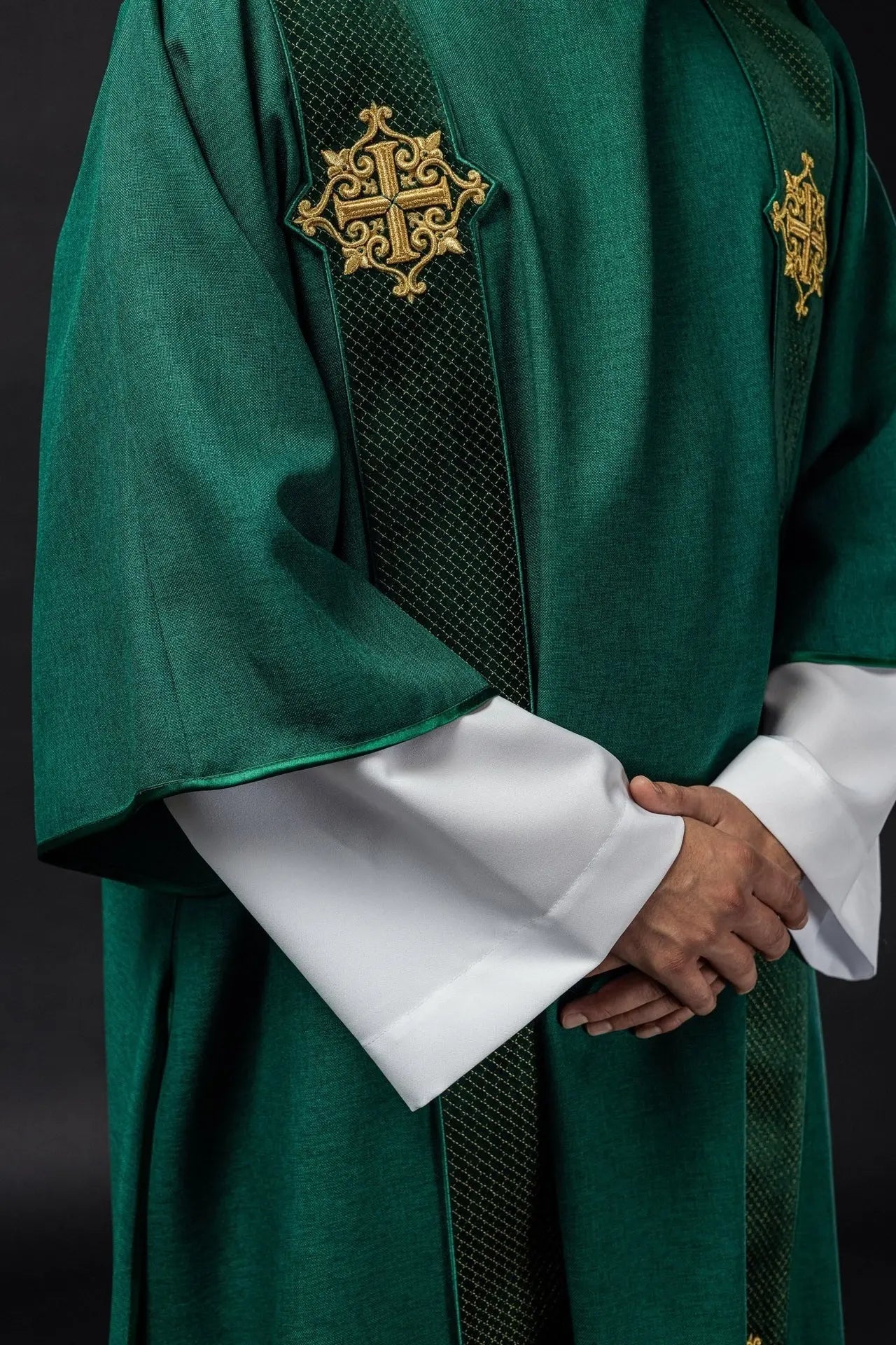 Dalmatica de terciopelo con rayas y símbolos de cruz – verde