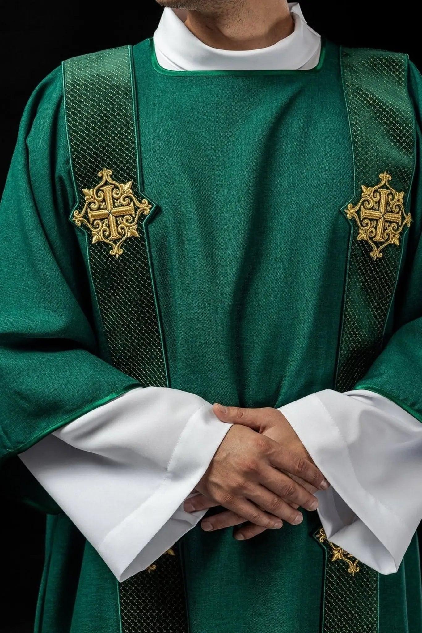 Dalmatica de terciopelo con rayas y símbolos de cruz – verde
