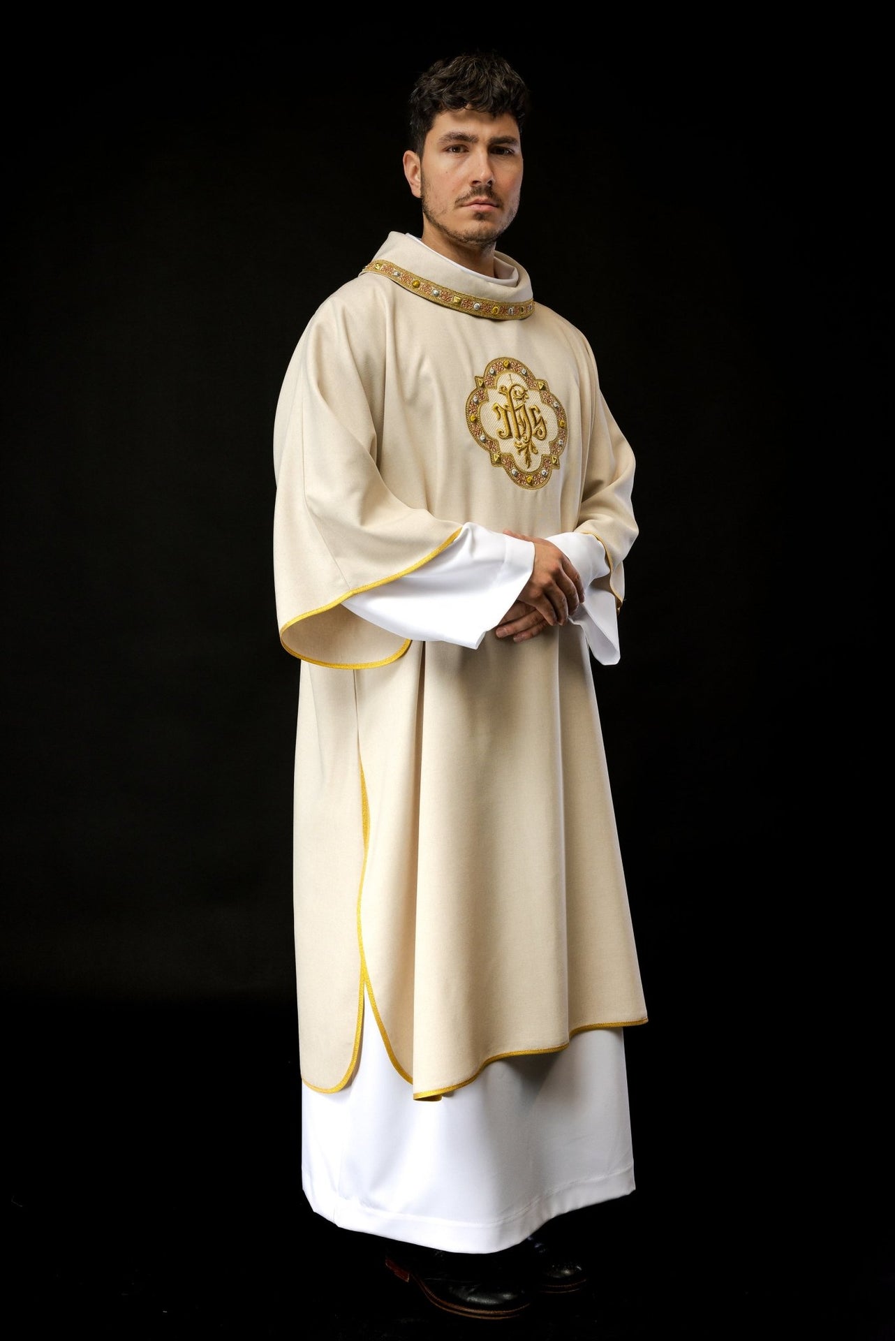 Dalmatyka z symbolem IHS i kołnierzem w kolorze ecru