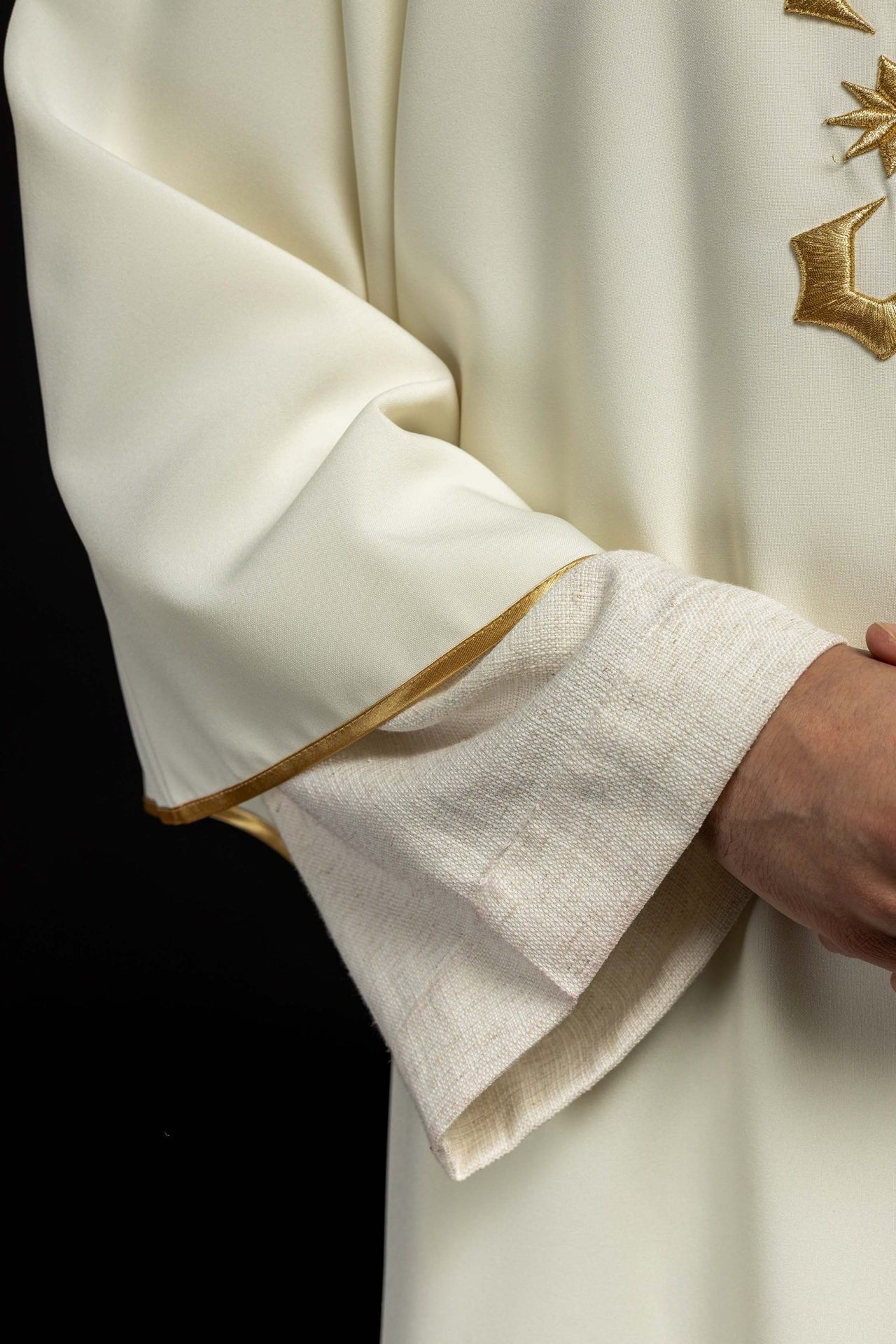 Dalmatyka z złotym haftem IHS