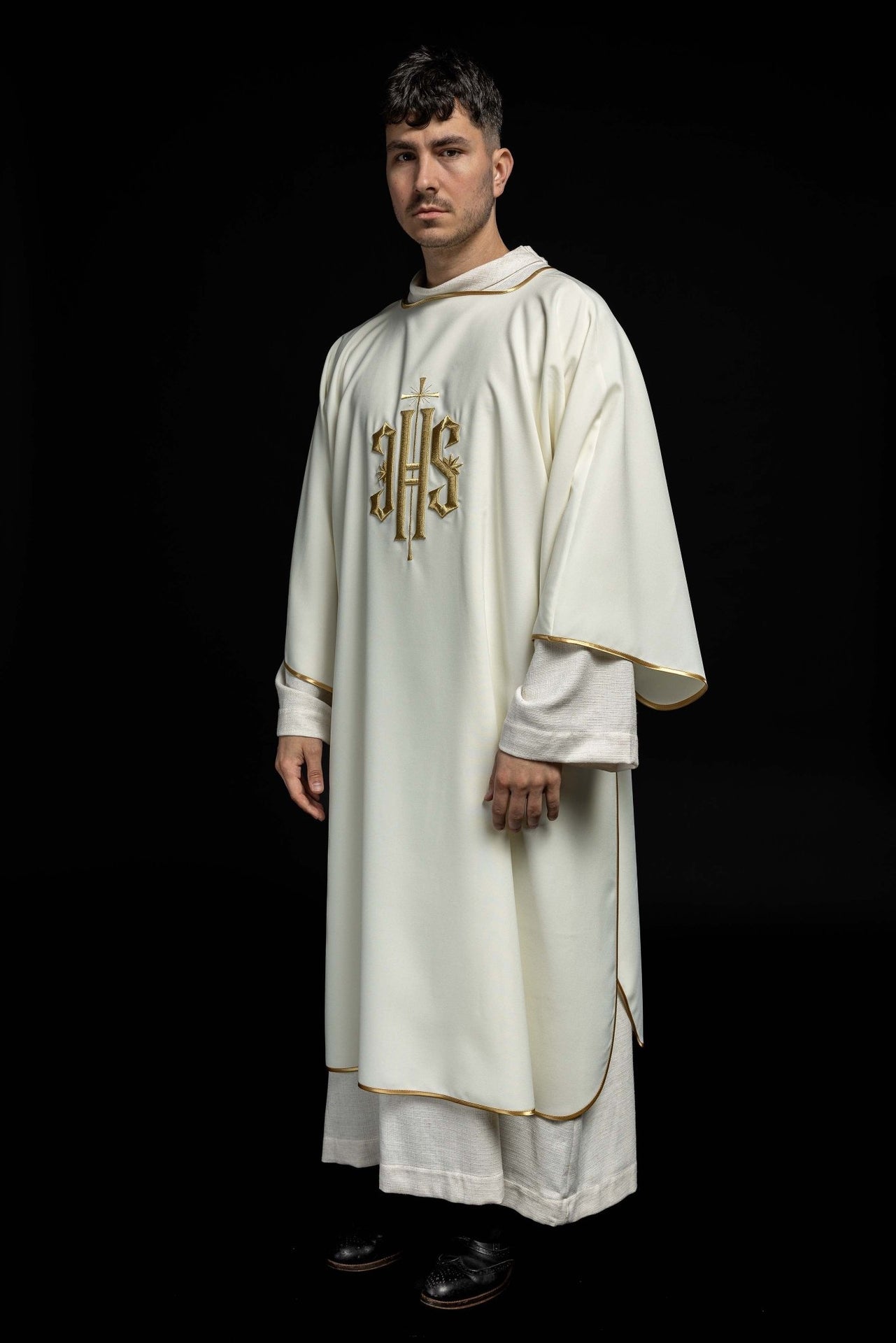 Dalmatyka z złotym haftem IHS