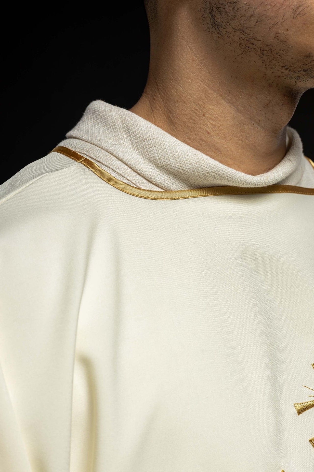 Dalmatyka z złotym haftem IHS