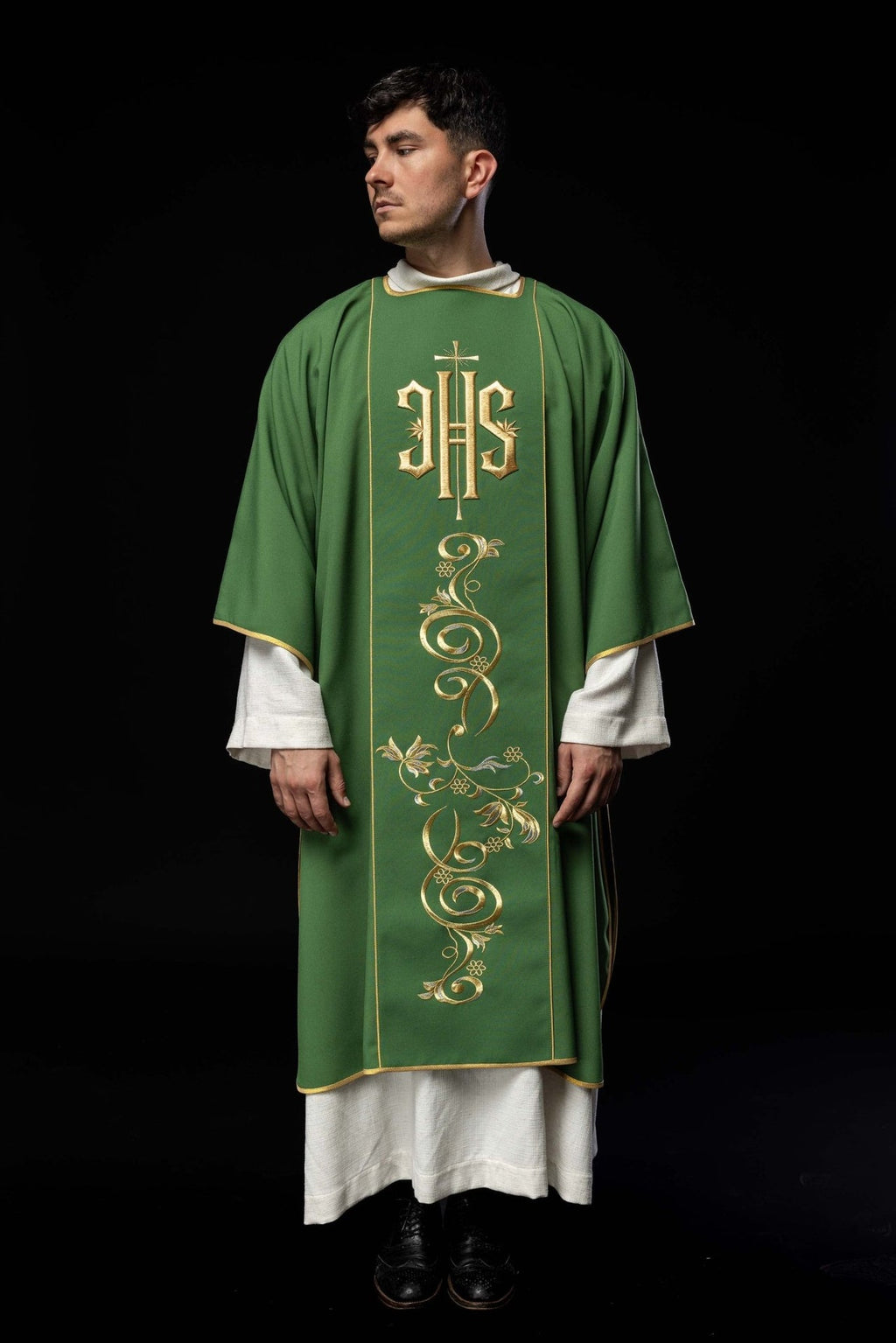 Dalmatyka zielona z haftowanym pasem IHS