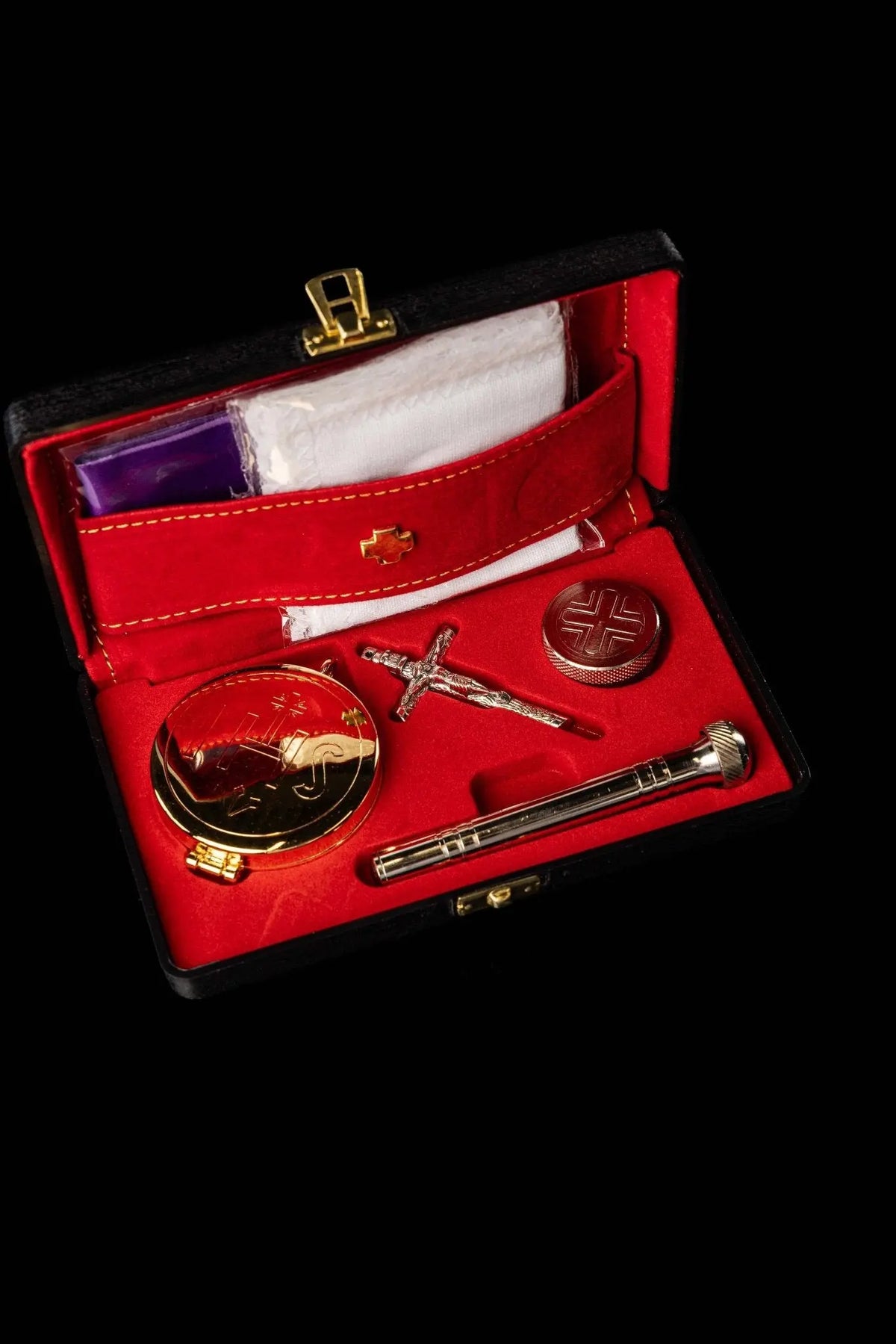 Bursa litúrgica con equipamiento roja abierta con corporal, purificador, cruz, patena y hisopo