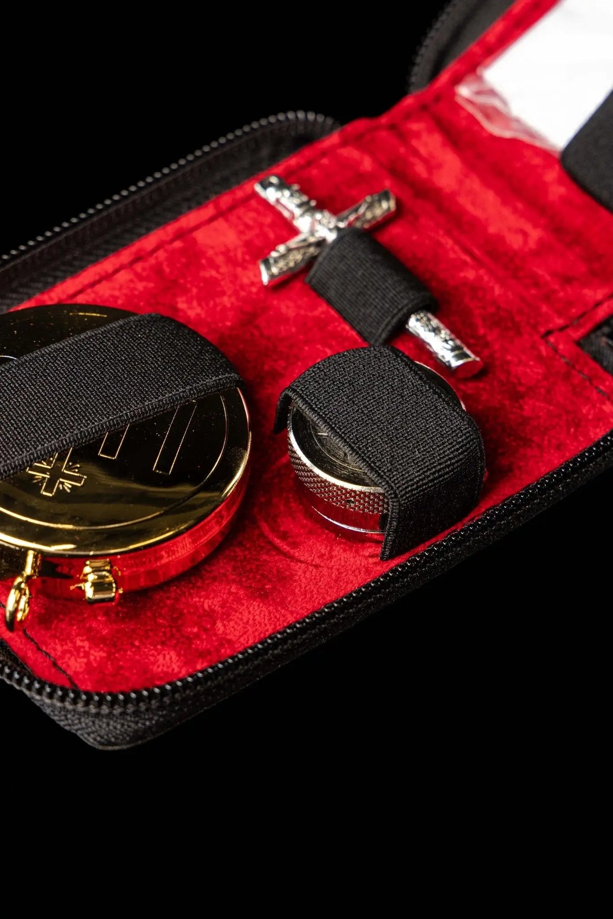 Bursa litúrgica roja con copón IHS y juego de altar, detalle interior