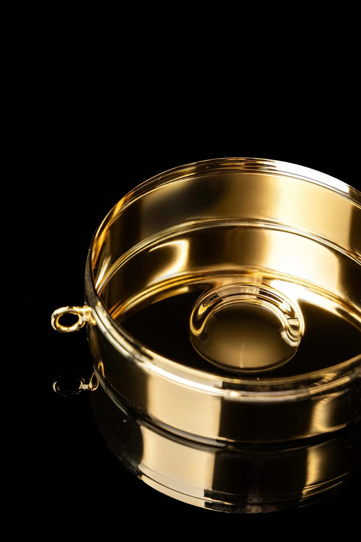 Dorado copón bañado en oro con interior cóncavo, vista superior