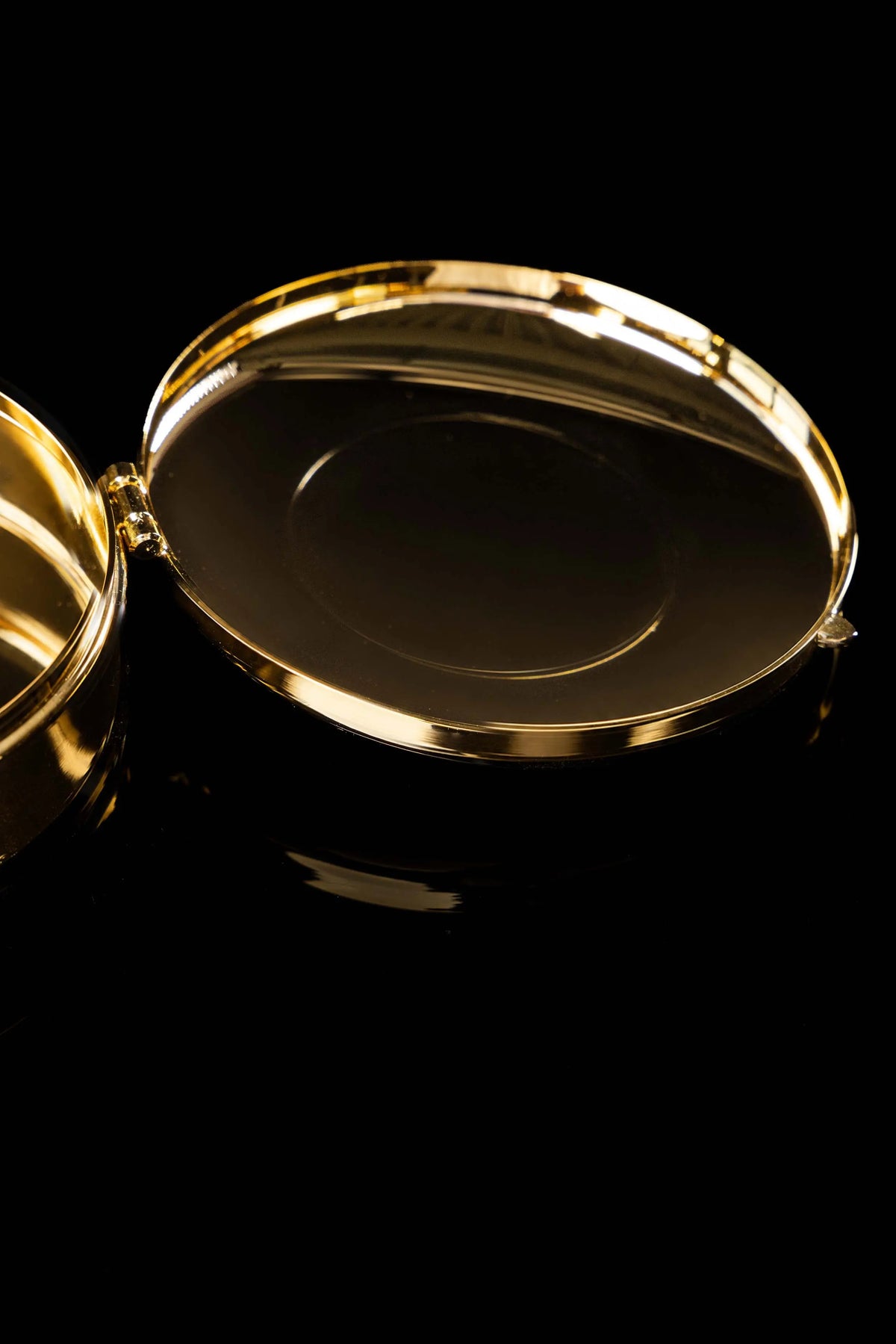 Dorado copón bañado en oro con tapa abierta, vista interior de la tapa