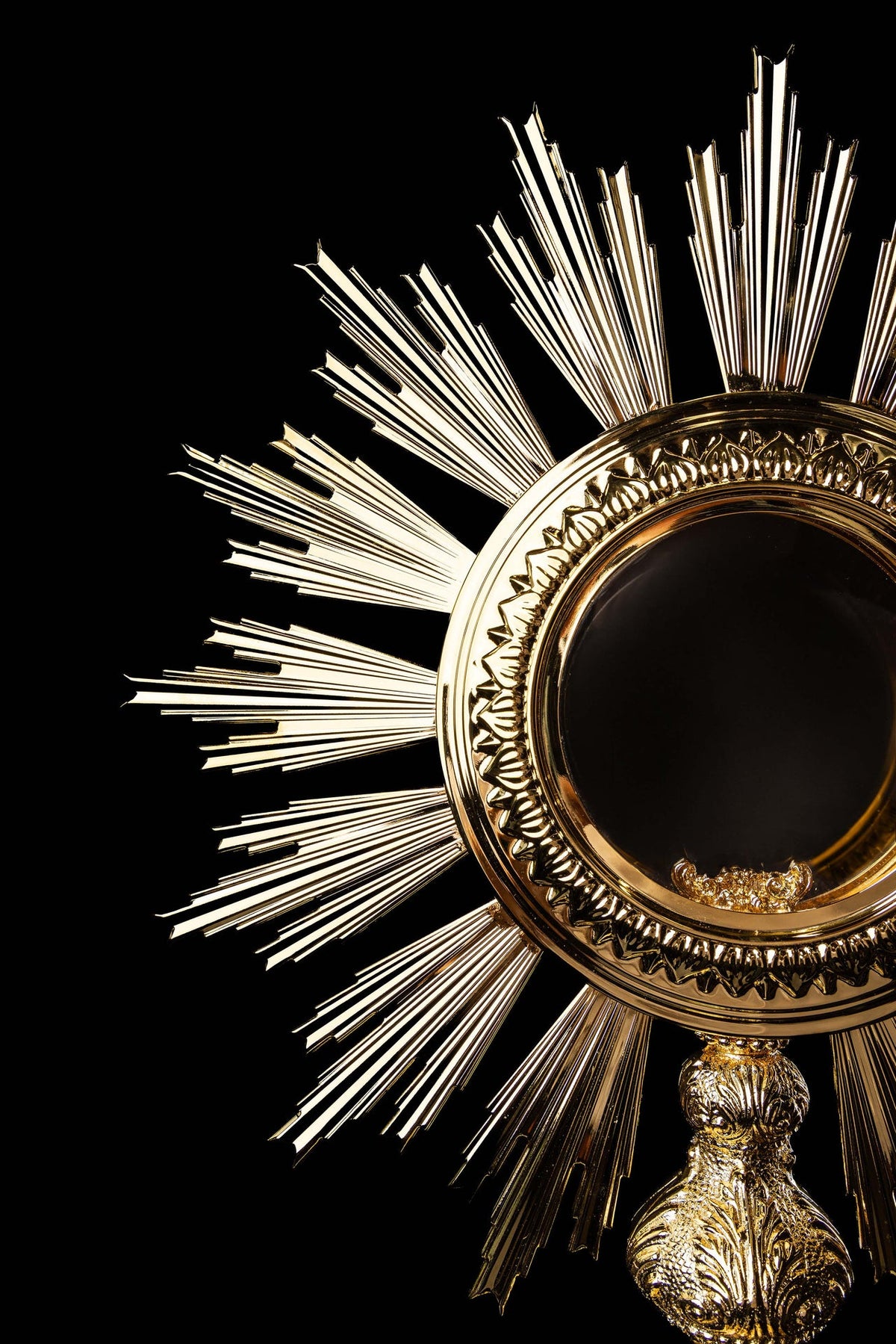 Gold-plated brass monstrance with Radiant Rays of Christ's Glory, upper close-up