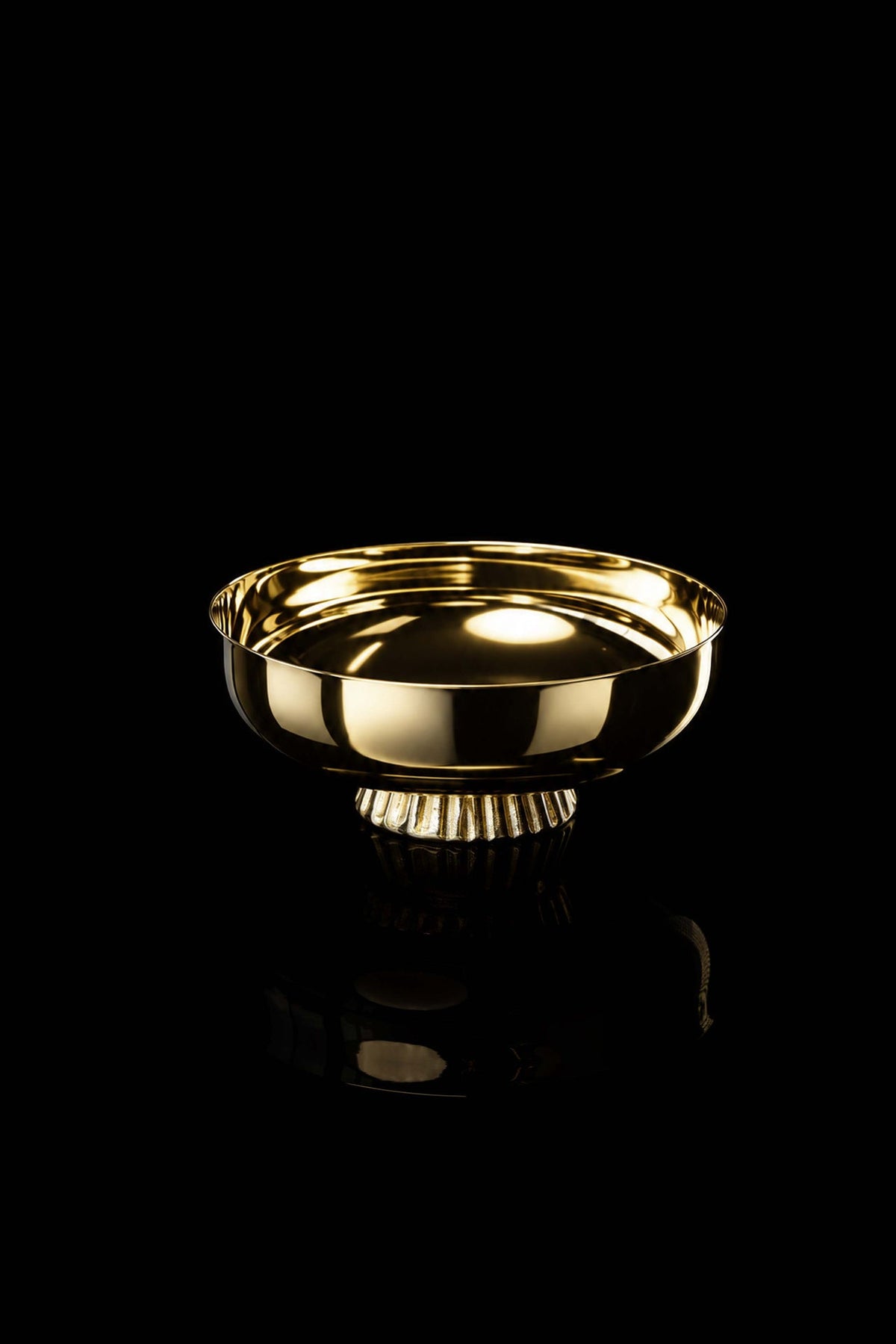 Dorado, patena de latón bañada en oro de 12 cm, con pie estriado, vista frontal