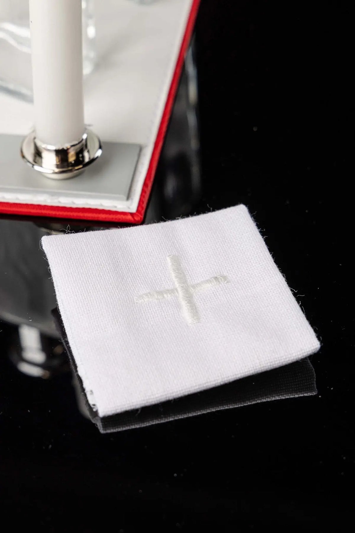 Blanco maleta para misiones con equipamiento litúrgico completo, paño con cruz bordada, primer plano