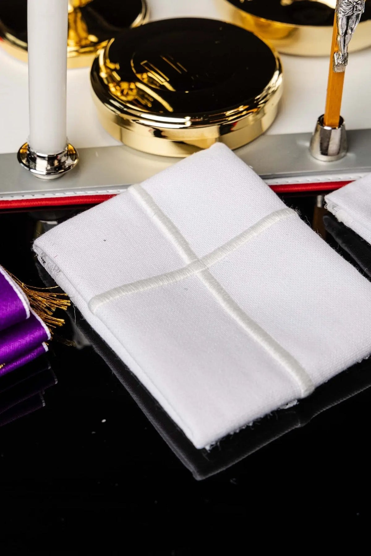 Blanco maleta para misiones con equipamiento litúrgico completo, paño doblado con cruz, vista cercana