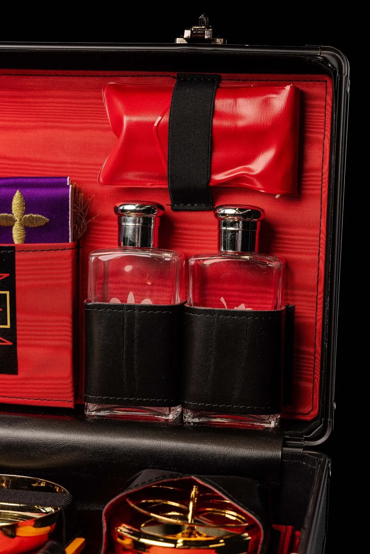 Maleta litúrgica roja con botellas de vidrio y funda para accesorios, detalle interior