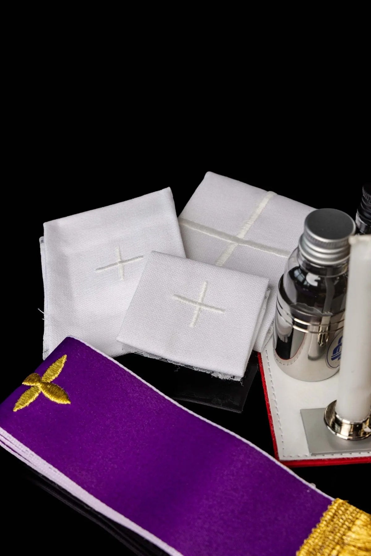 Maletín negro con juego de altar, velas y cáliz, vista frontal