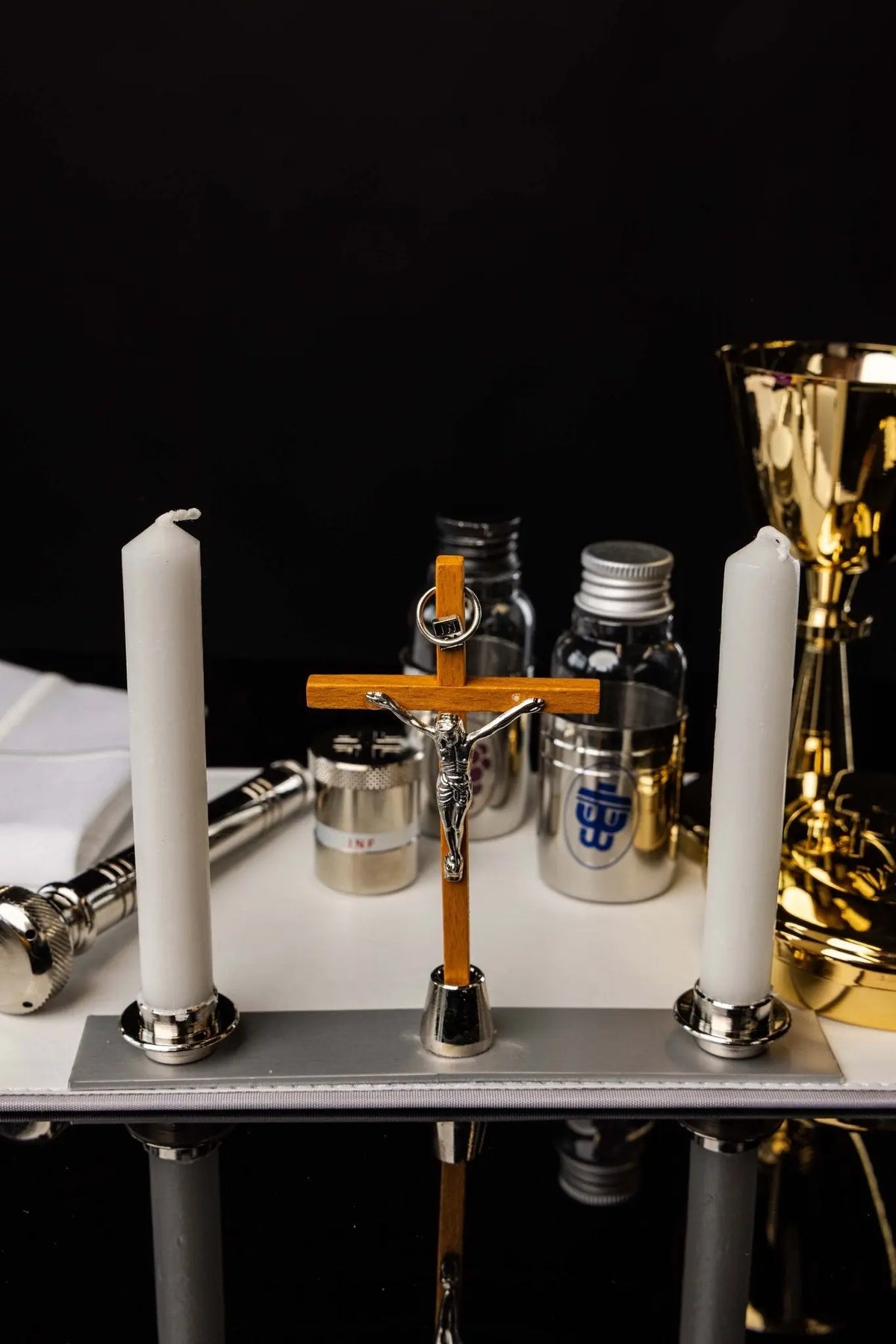 Negra maleta con equipamiento litúrgico, económica, con cruz y dos velas, vista interior