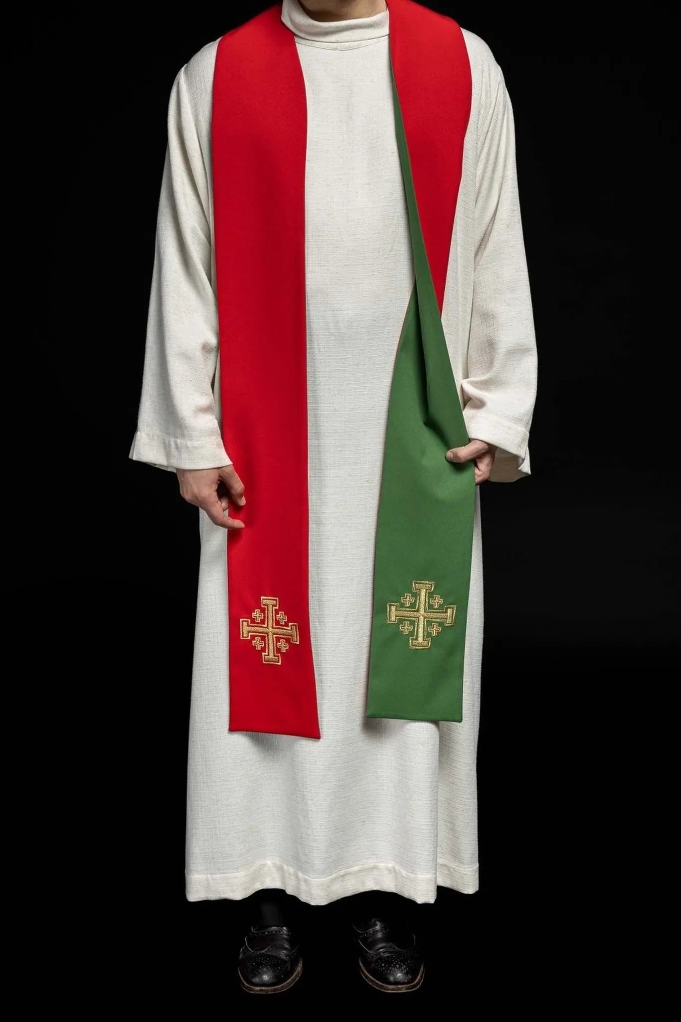 Estola de sacerdote bordada a doble cara verde y roja con cruz de Jerusalén