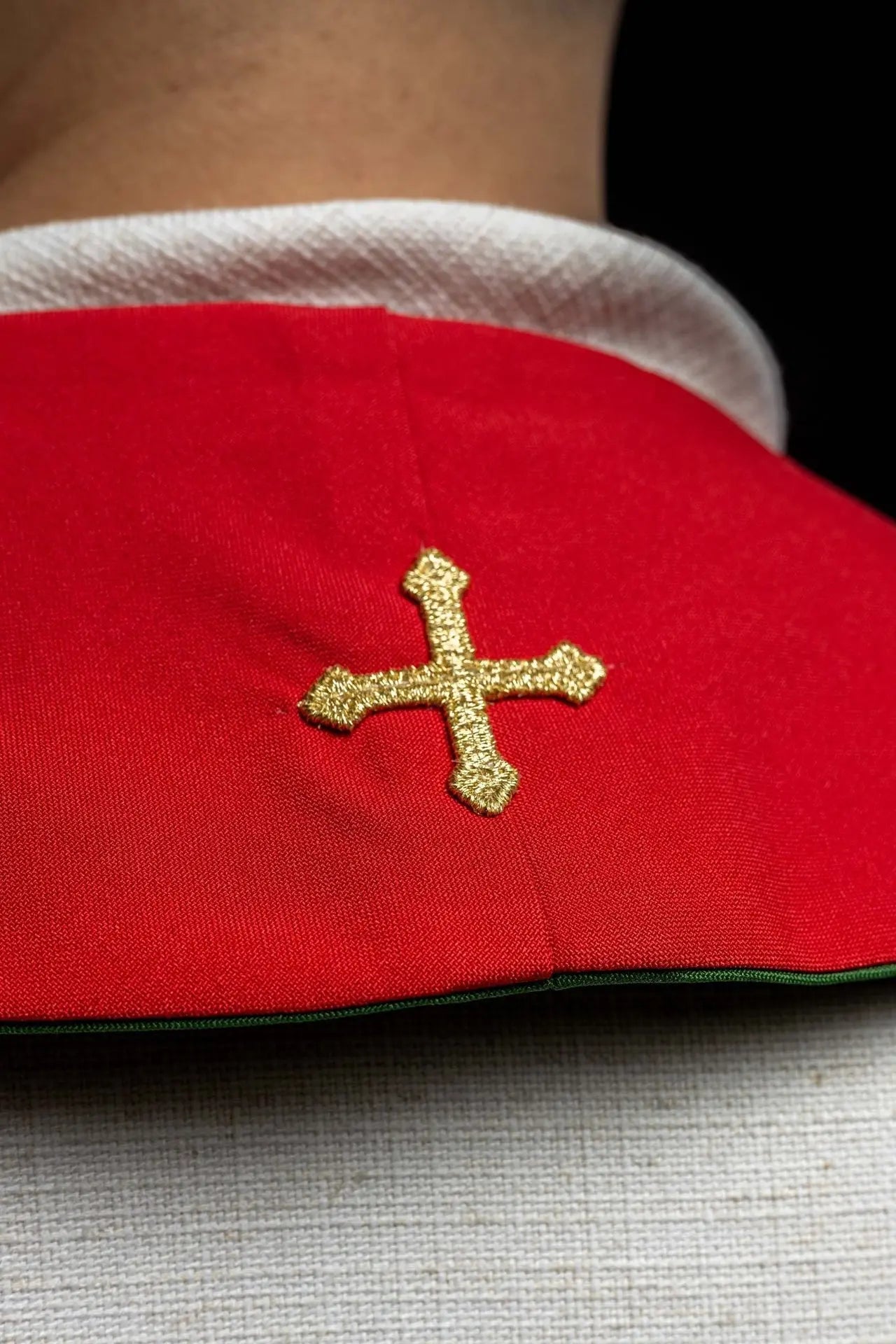 Estola de sacerdote bordada a doble cara verde y roja con cruz de Jerusalén