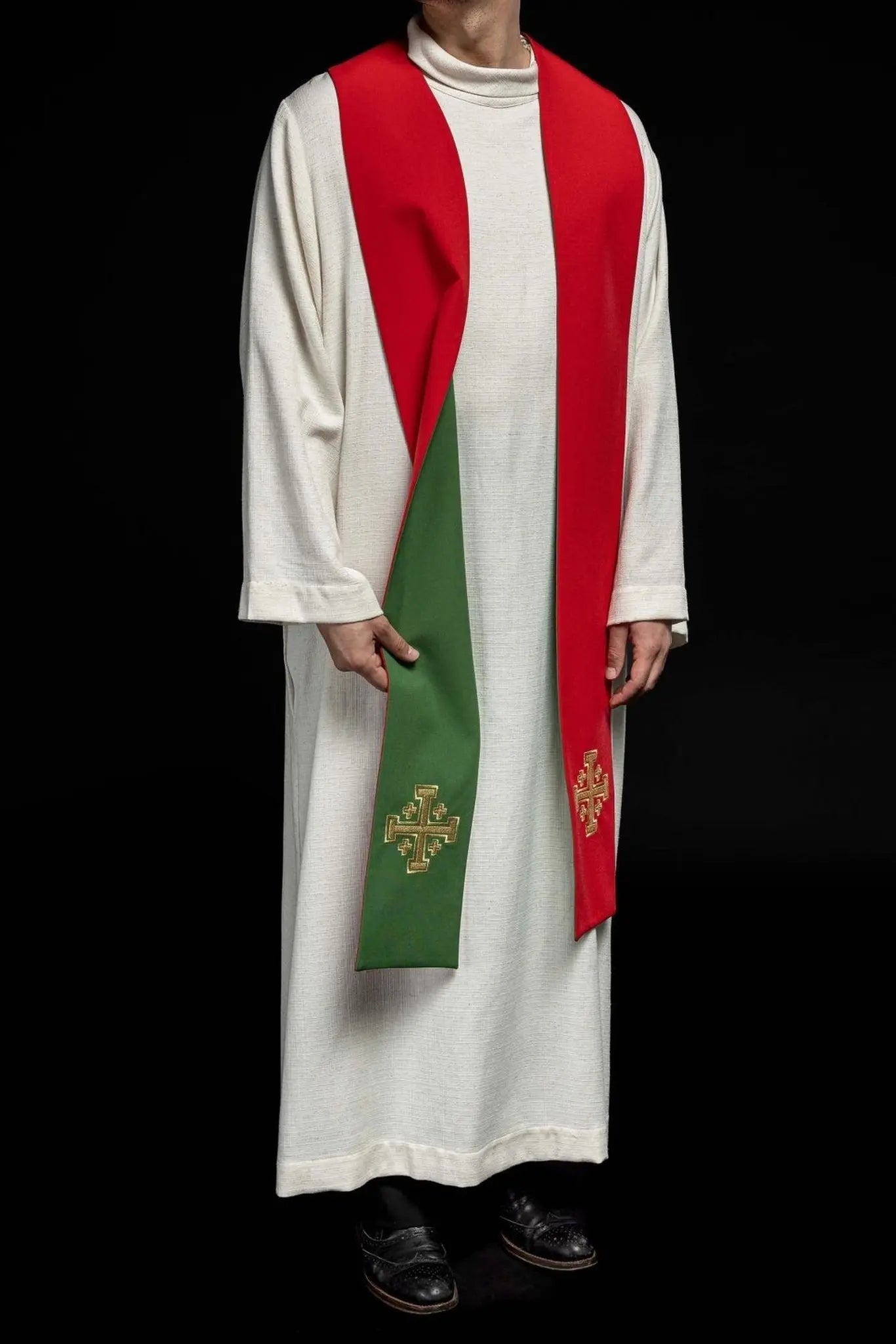 Estola de sacerdote bordada a doble cara verde y roja con cruz de Jerusalén