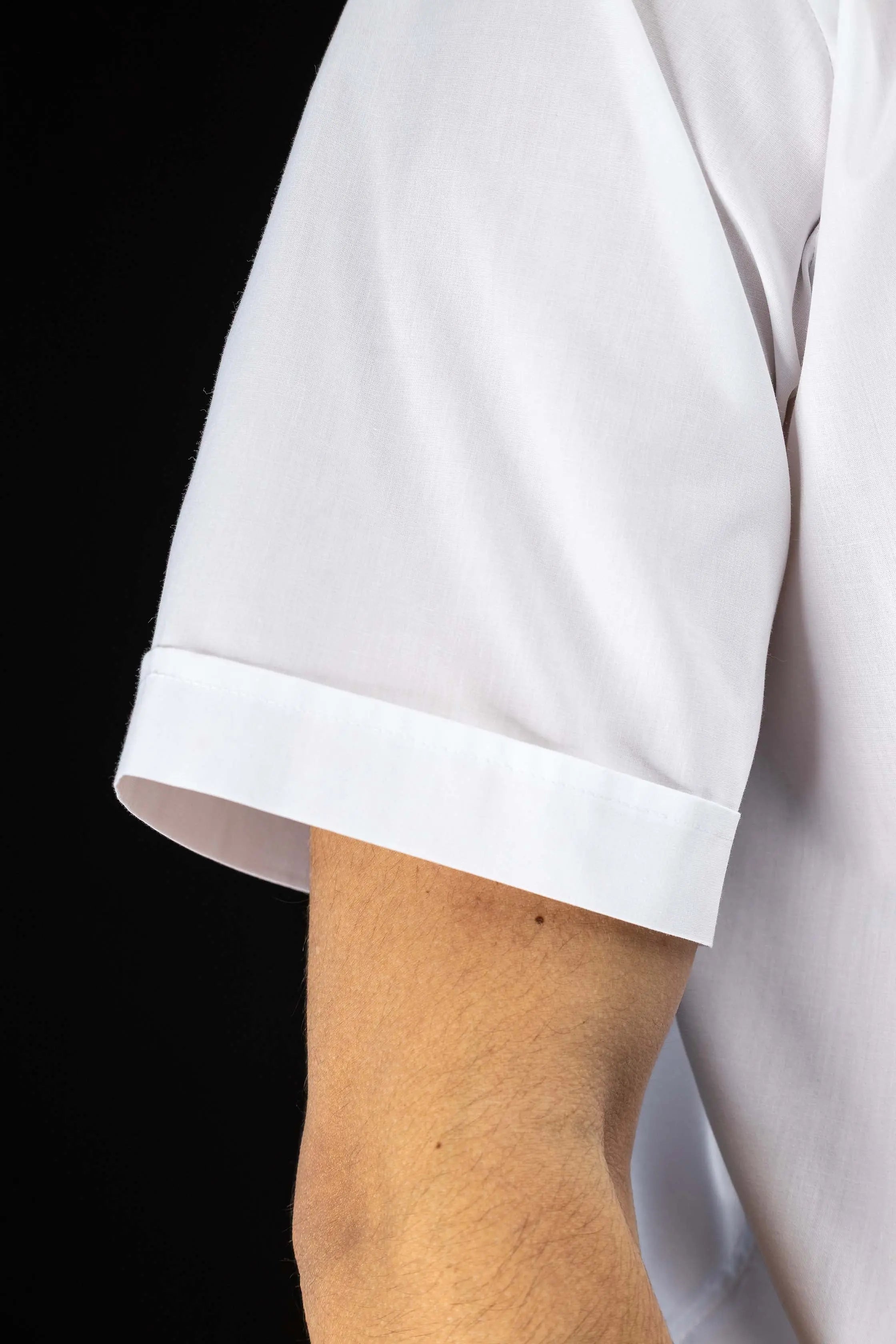 Camisa clerical blanca de manga corta con solapa de cuello