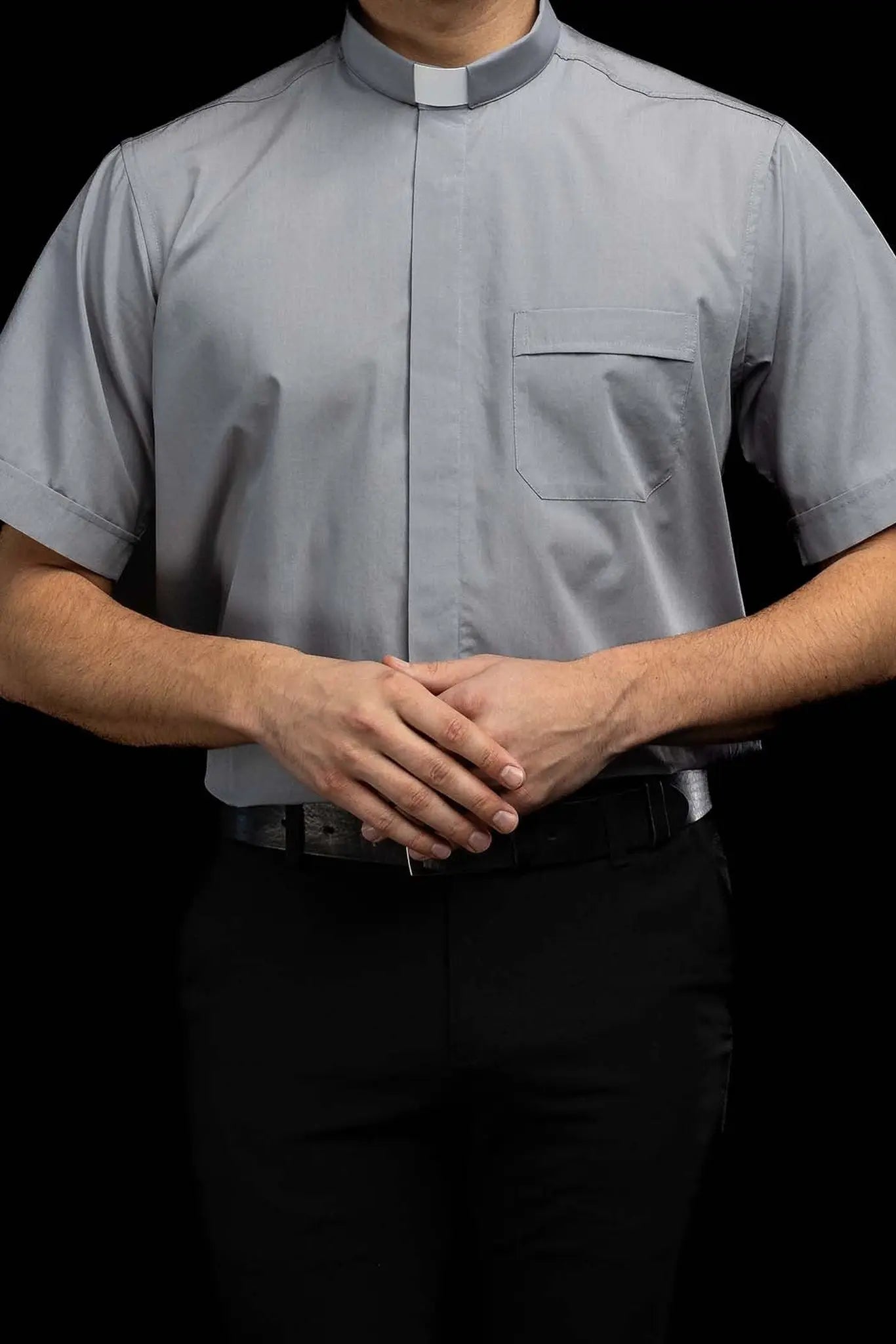 Camisa clerical gris claro de manga corta con solapa de cuello