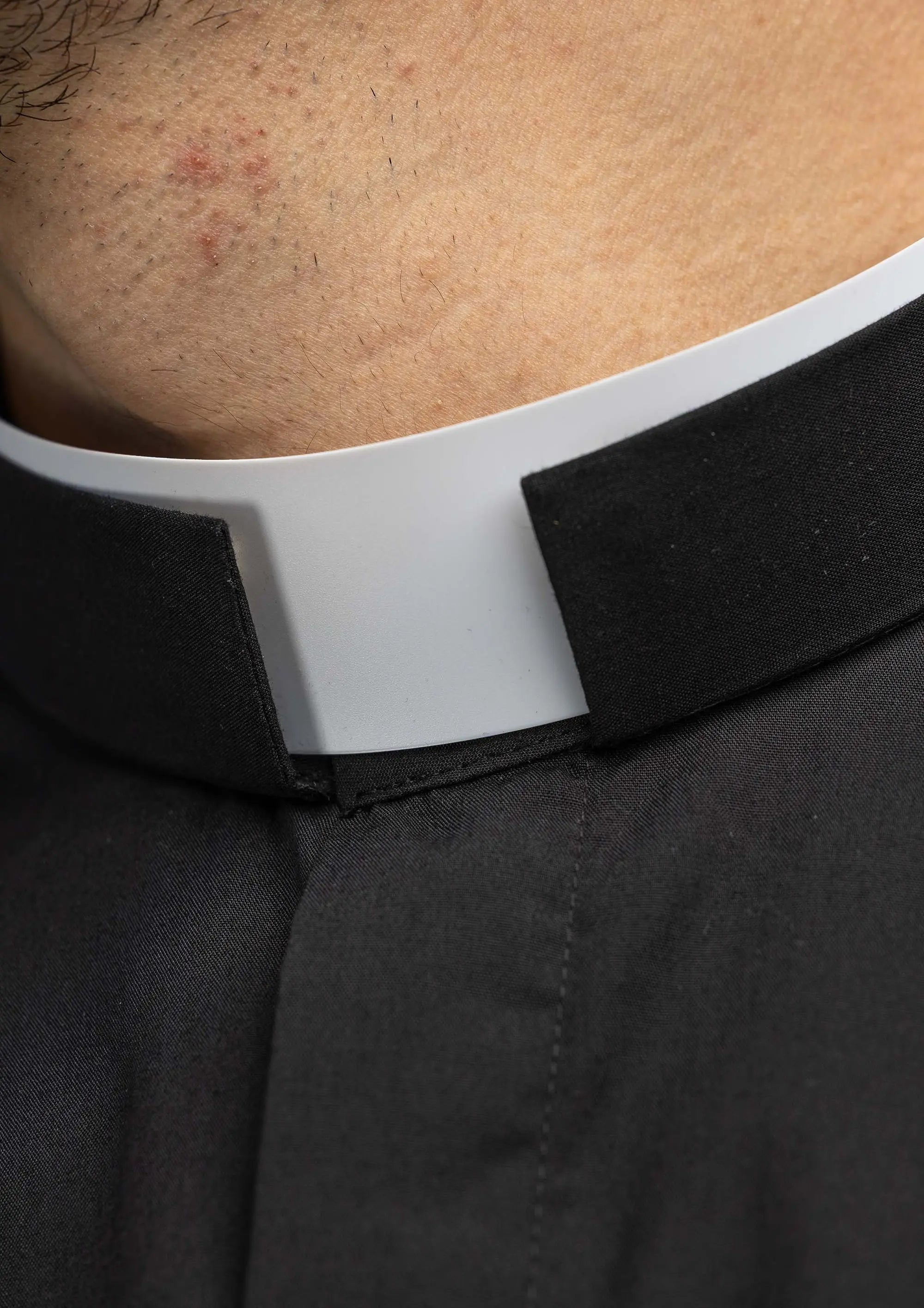 Camisa romana para clérigos negra de manga corta con solapa de cuello